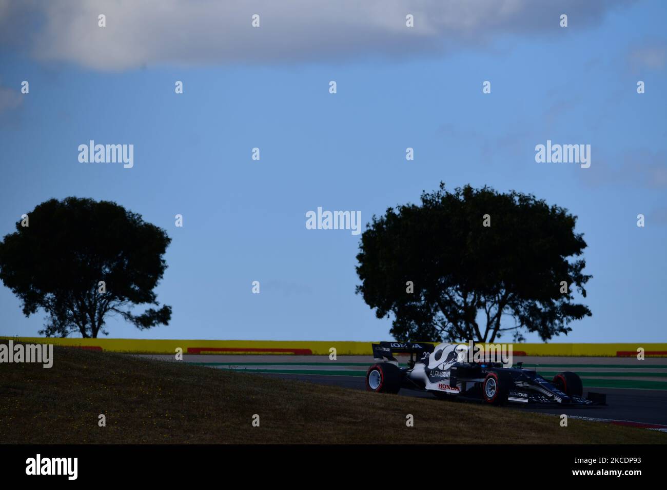Yuki Tsunoda von der Scuderia Alpha Tauri Honda fährt seinen AT02-Sitzer während des Qualifyings des portugiesischen GP, dritter Lauf der Formel-1-Weltmeisterschaft im Autodromo Internacional do Algarve, Mexilhoeira Grande, Portimao, Algarve, 1. Mai 2021 (Foto: Andrea Diodato/NurPhoto) Stockfoto