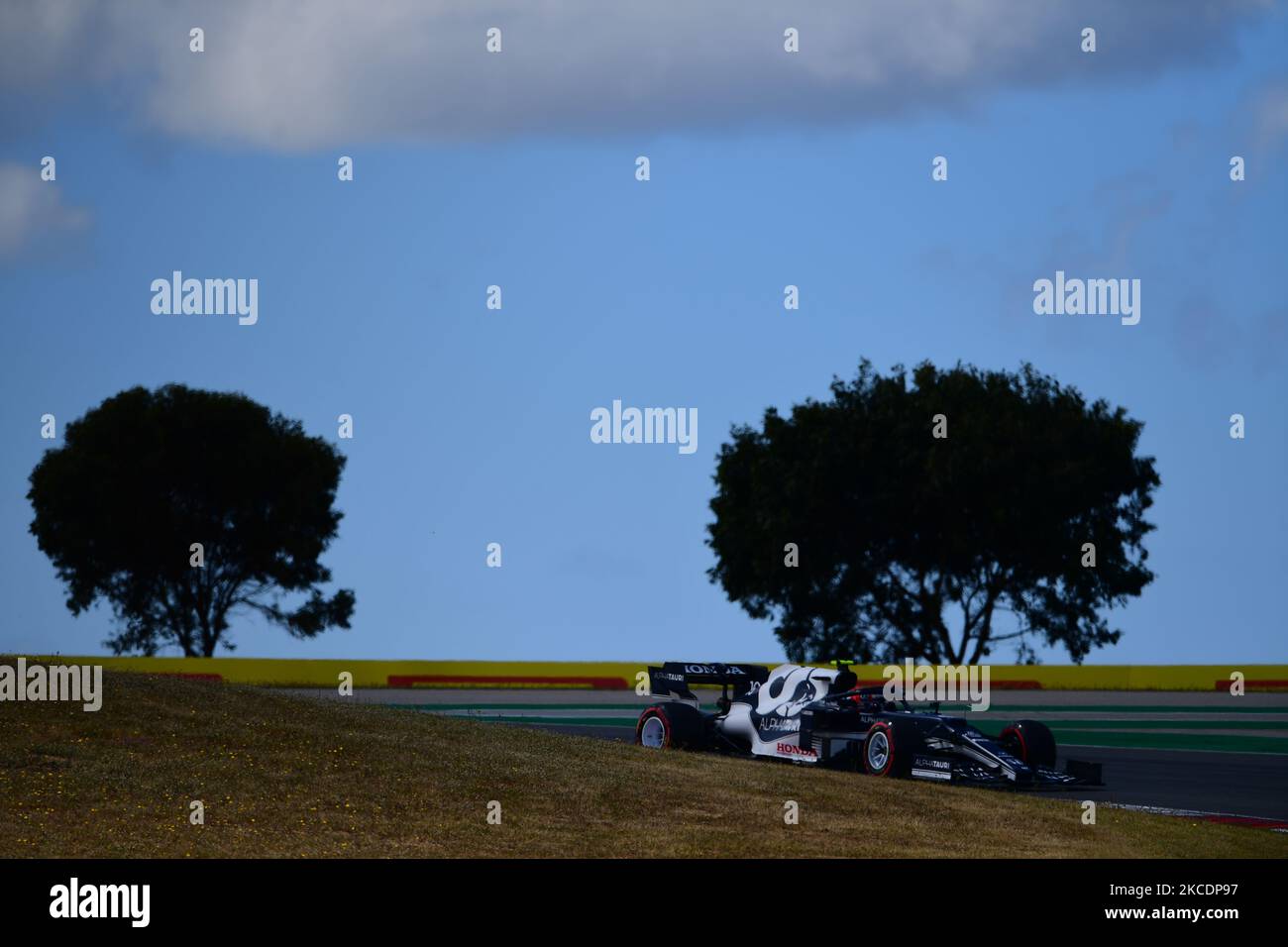 Pierre Gasly von der Scuderia Alpha Tauri Honda fährt seinen AT02-Sitzer während des Qualifyings des portugiesischen GP, dem dritten Lauf der Formel-1-Weltmeisterschaft im Autodromo Internacional do Algarve, Mexilhoeira Grande, Portimao, Algarve, 1. Mai 2021 (Foto: Andrea Diodato/NurPhoto) Stockfoto