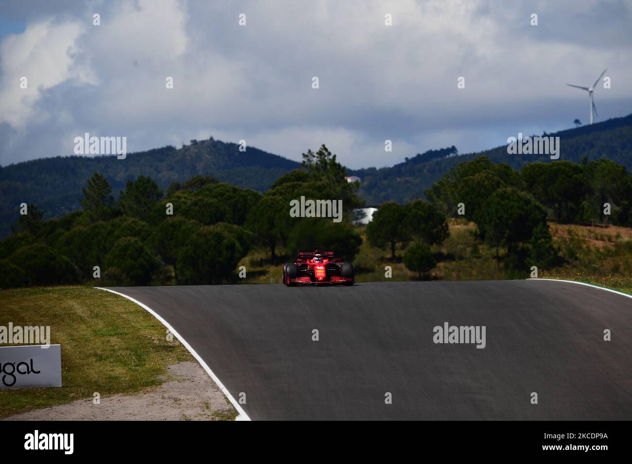 Charles Leclerc von Scuderia Mission Winnow Ferrari fährt seinen SF21-Sitzer während des Qualifyings des portugiesischen GP, der dritten Runde der Formel-1-Weltmeisterschaft im Autodromo Internacional do Algarve, Mexilhoeira Grande, Portimao, Algarve, 1. Mai 2021 (Foto: Andrea Diodato/NurPhoto) Stockfoto