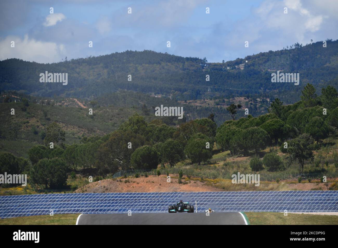 Yuki Tsunoda von der Scuderia Alpha Tauri Honda fährt seinen AT02-Sitzer während des Qualifyings des portugiesischen GP, dritter Lauf der Formel-1-Weltmeisterschaft im Autodromo Internacional do Algarve, Mexilhoeira Grande, Portimao, Algarve, 1. Mai 2021 (Foto: Andrea Diodato/NurPhoto) Stockfoto