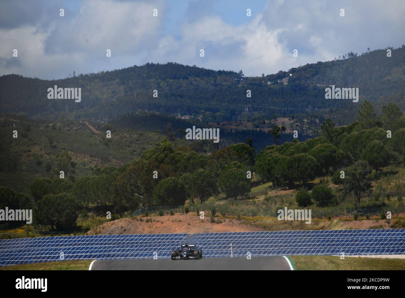 Yuki Tsunoda von der Scuderia Alpha Tauri Honda fährt seinen AT02-Sitzer während des Qualifyings des portugiesischen GP, dritter Lauf der Formel-1-Weltmeisterschaft im Autodromo Internacional do Algarve, Mexilhoeira Grande, Portimao, Algarve, 1. Mai 2021 (Foto: Andrea Diodato/NurPhoto) Stockfoto