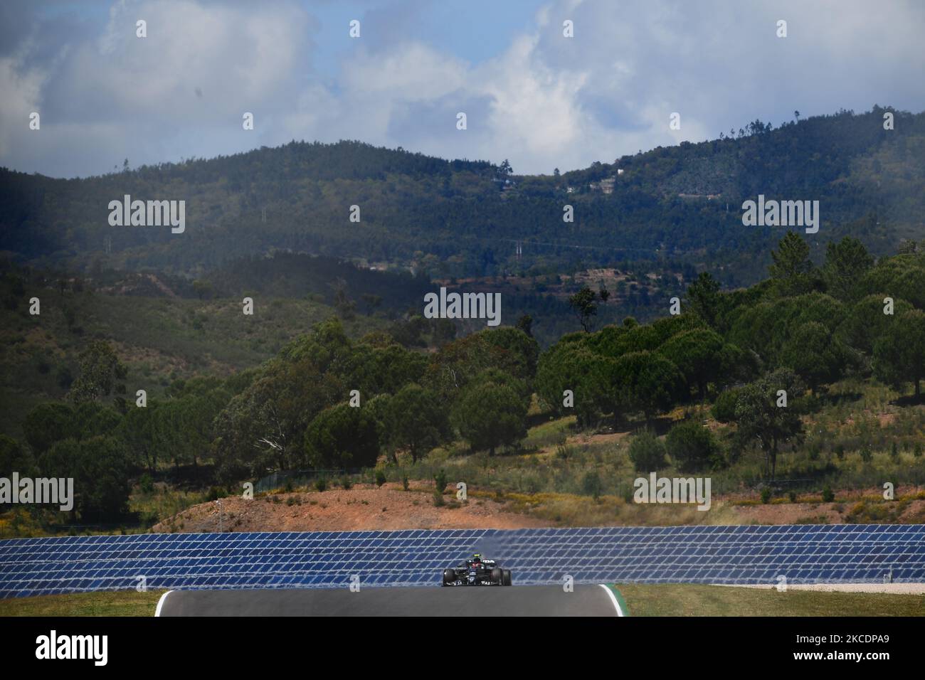 Pierre Gasly von der Scuderia Alpha Tauri Honda fährt seinen AT02-Sitzer während des Qualifyings des portugiesischen GP, dem dritten Lauf der Formel-1-Weltmeisterschaft im Autodromo Internacional do Algarve, Mexilhoeira Grande, Portimao, Algarve, 1. Mai 2021 (Foto: Andrea Diodato/NurPhoto) Stockfoto