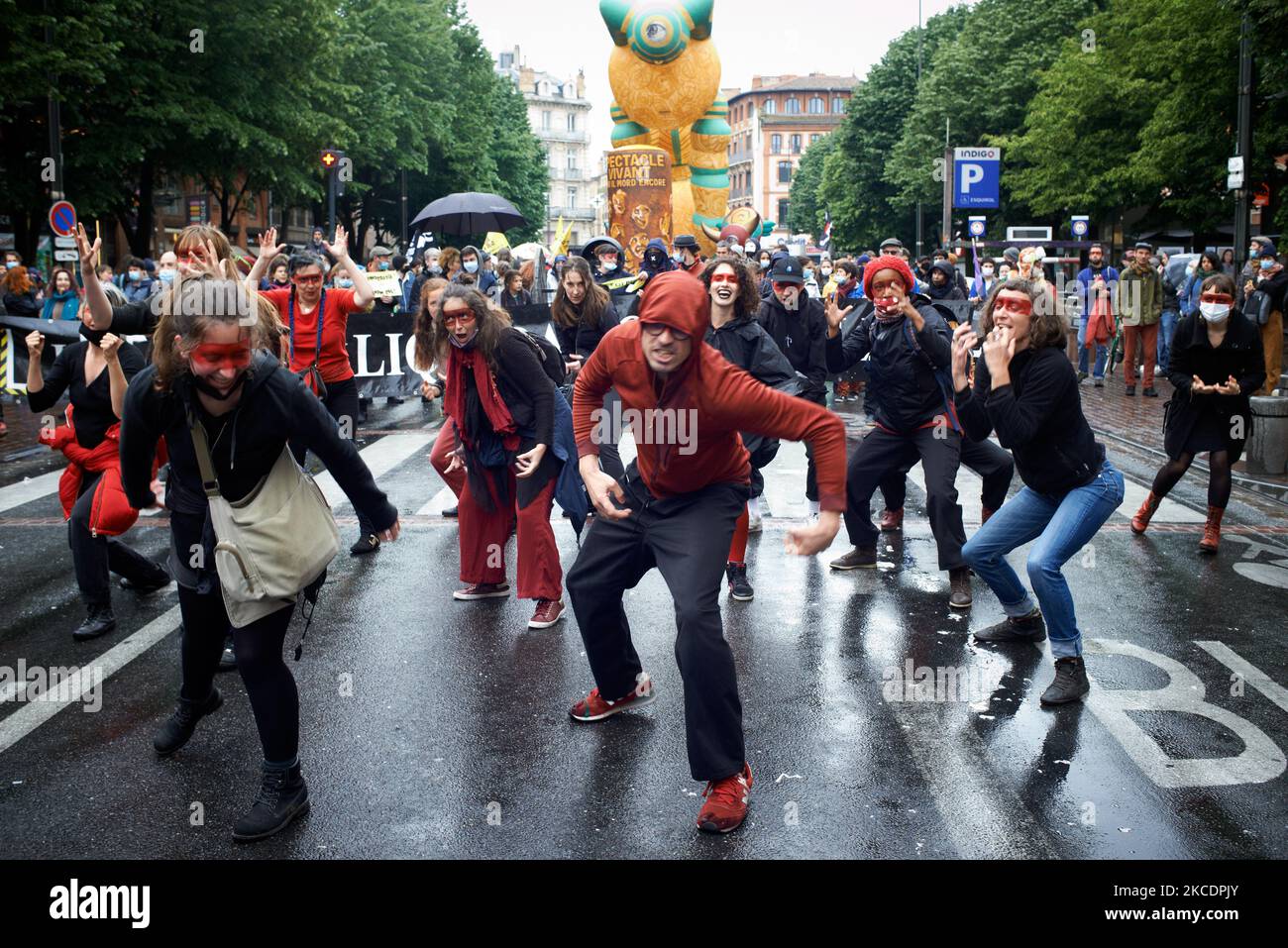Tänzer treten während des Protestes auf. Tausende von Menschen gingen zum Labor Day in Toulouse auf die Straße. In diesem Jahr ging es unter dem Motto um Kultur und die Reform der Arbeitslosenunterstützung. Während des marsches machten Künstler mehrere Stopps, um zu tanzen und zu singen. Eine der Stationen fand vor dem besetzten Nationaltheater von Toulouse ('TheatreDeLaCite') statt, wo sie „We want to go on dance“ von Alexis HK vorführten. Toulouse, Frankreich, am 1. 2021. Mai. (Foto von Alain Pitton/NurPhoto) Stockfoto