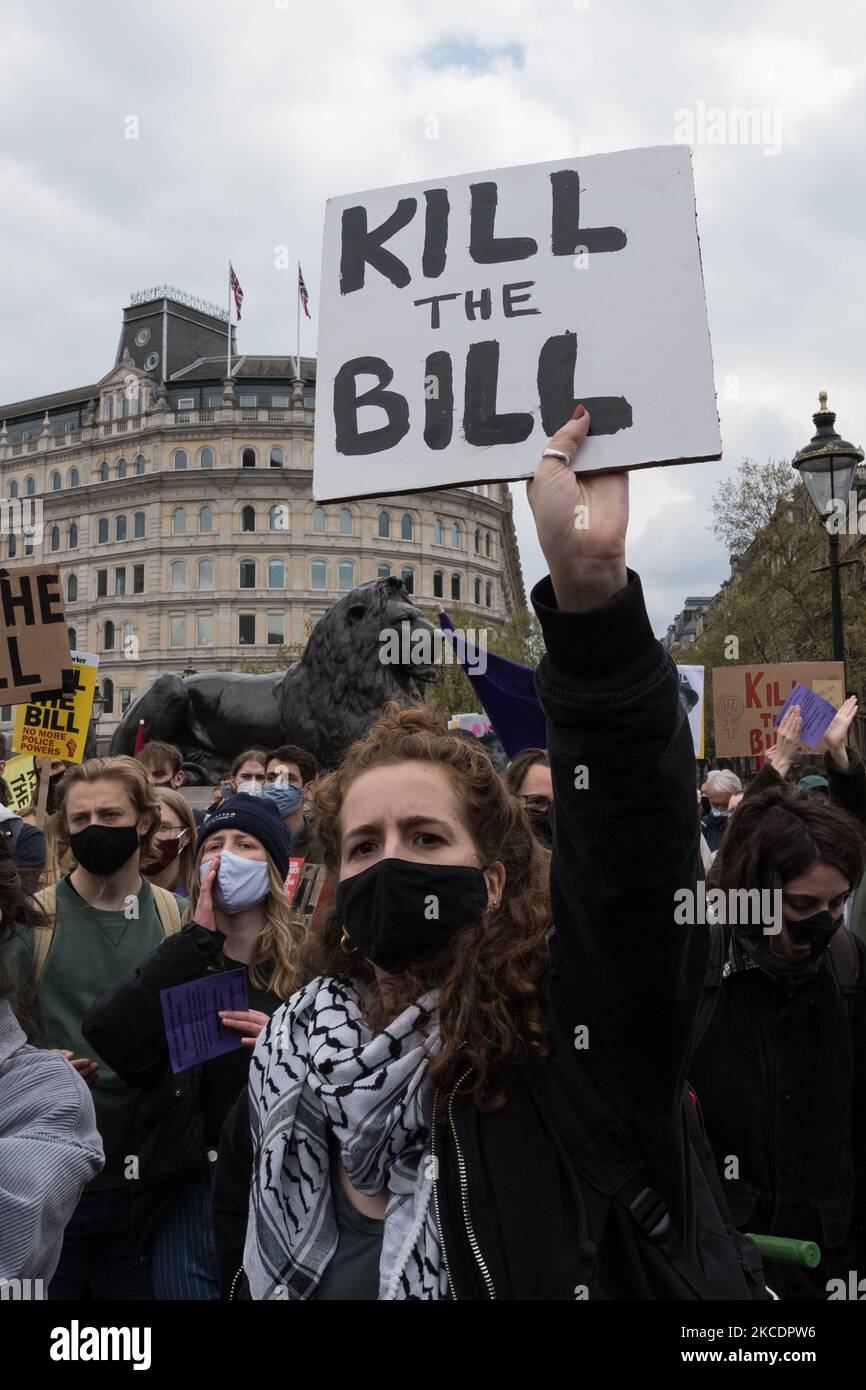 LONDON, GROSSBRITANNIEN – 01. MAI 2021: Demonstranten versammeln sich am 01. Mai 2021 auf dem Trafalgar Square im Zentrum von London, um gegen das Gesetz über Polizei, Kriminalität, Verurteilung und Gerichte der Regierung (PCSC Bill) zu protestieren, das Polizeibeamten und dem Innenminister neue Befugnisse geben würde, um Bedingungen für Proteste und öffentliche Prozessionen zu schaffen. Der Protest, der von einer Koalition verschiedener Gruppen organisiert wird, darunter Black Lives Matter und Women’s Strike Assembly, ist Teil eines nationalen Aktionstages mit mindestens 46 Protesten, die in ganz Großbritannien am Internationalen Arbeitertag stattfinden. (Phot Stockfoto