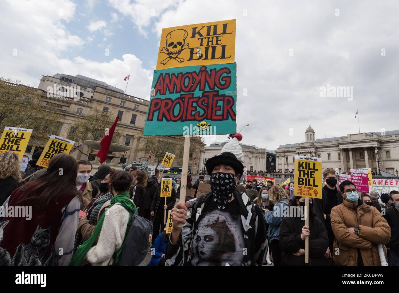 LONDON, GROSSBRITANNIEN – 01. MAI 2021: Demonstranten versammeln sich am 01. Mai 2021 auf dem Trafalgar Square im Zentrum von London, um gegen das Gesetz über Polizei, Kriminalität, Verurteilung und Gerichte der Regierung (PCSC Bill) zu protestieren, das Polizeibeamten und dem Innenminister neue Befugnisse geben würde, um Bedingungen für Proteste und öffentliche Prozessionen zu schaffen. Der Protest, der von einer Koalition verschiedener Gruppen organisiert wird, darunter Black Lives Matter und Women’s Strike Assembly, ist Teil eines nationalen Aktionstages mit mindestens 46 Protesten, die in ganz Großbritannien am Internationalen Arbeitertag stattfinden. (Phot Stockfoto