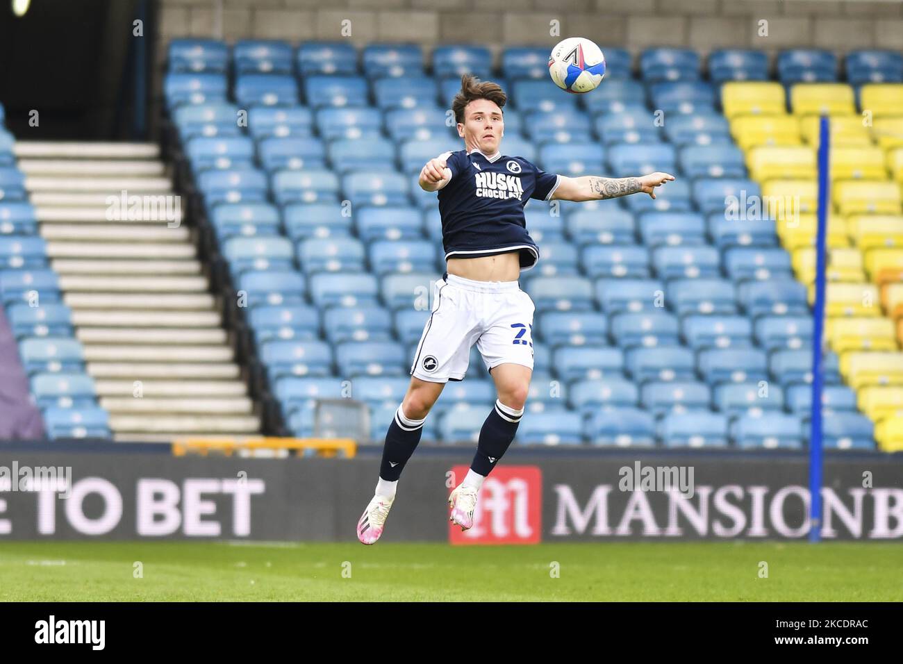 Dan McNamara von Millwall in Aktion während des Sky Bet Championship-Spiels zwischen Millwall und Bristol City am Samstag, 1.. Mai 2021, im The Den, London. (Foto von Ivan Yordonov/MI News/NurPhoto) Stockfoto