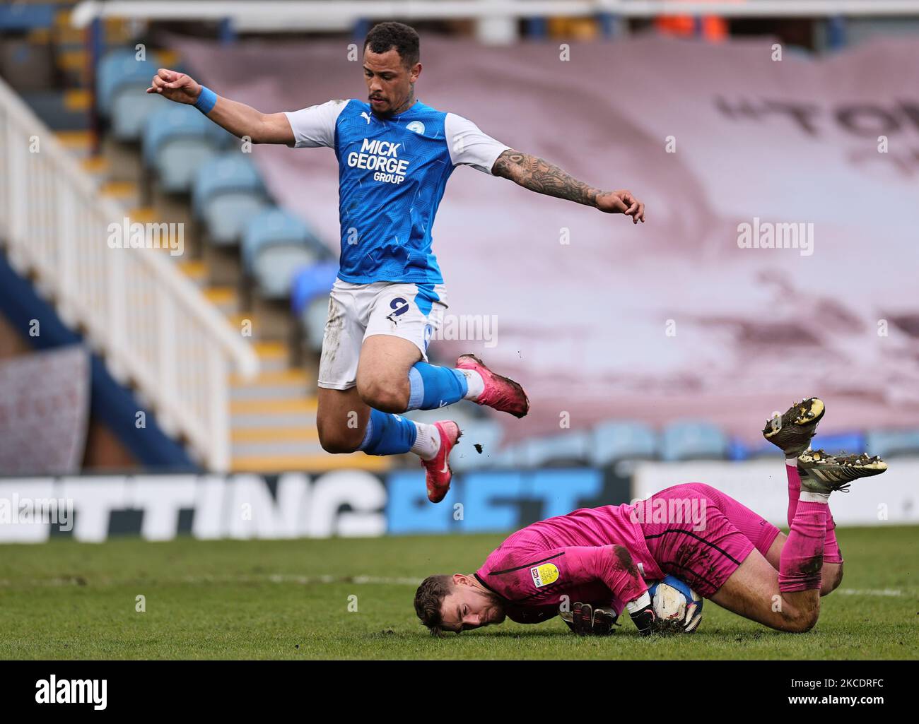 Jonson Clarke-Harris von Peterborough United springt beim Sky Bet League 1-Spiel zwischen Peterborough und Lincoln City im Weston Homes Stadium, Peterborough, am Samstag, dem 1.. Mai 2021, um Alex Palmer von Lincoln City zu vermeiden. (Foto von James Holyoak/MI News/NurPhoto) Stockfoto