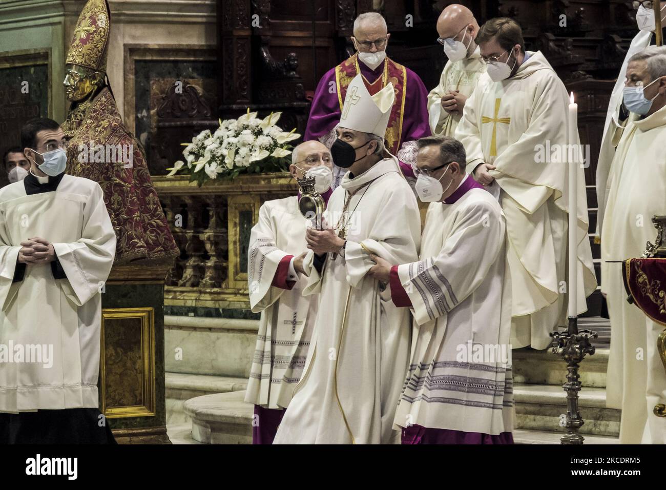 Ein Moment der Zeremonie der Übersetzung der Reliquien des heiligen Gennaro, um den Jahrestag des ersten Wunders des Jahres des Heiligen zu feiern, ein Ereignis, das vom neuen Erzbischof von Neapel Domenico Battaglia in der Kathedrale von Neapel am 1. Mai 2021 gefeiert wurde. Es ist das zweite Mal in Folge, dass das Wunder des schutzpatrons von Neapel San Gennaro nicht auftritt, früher war es im Dezember 2020. (Foto von Manuel Dorati/NurPhoto) Stockfoto