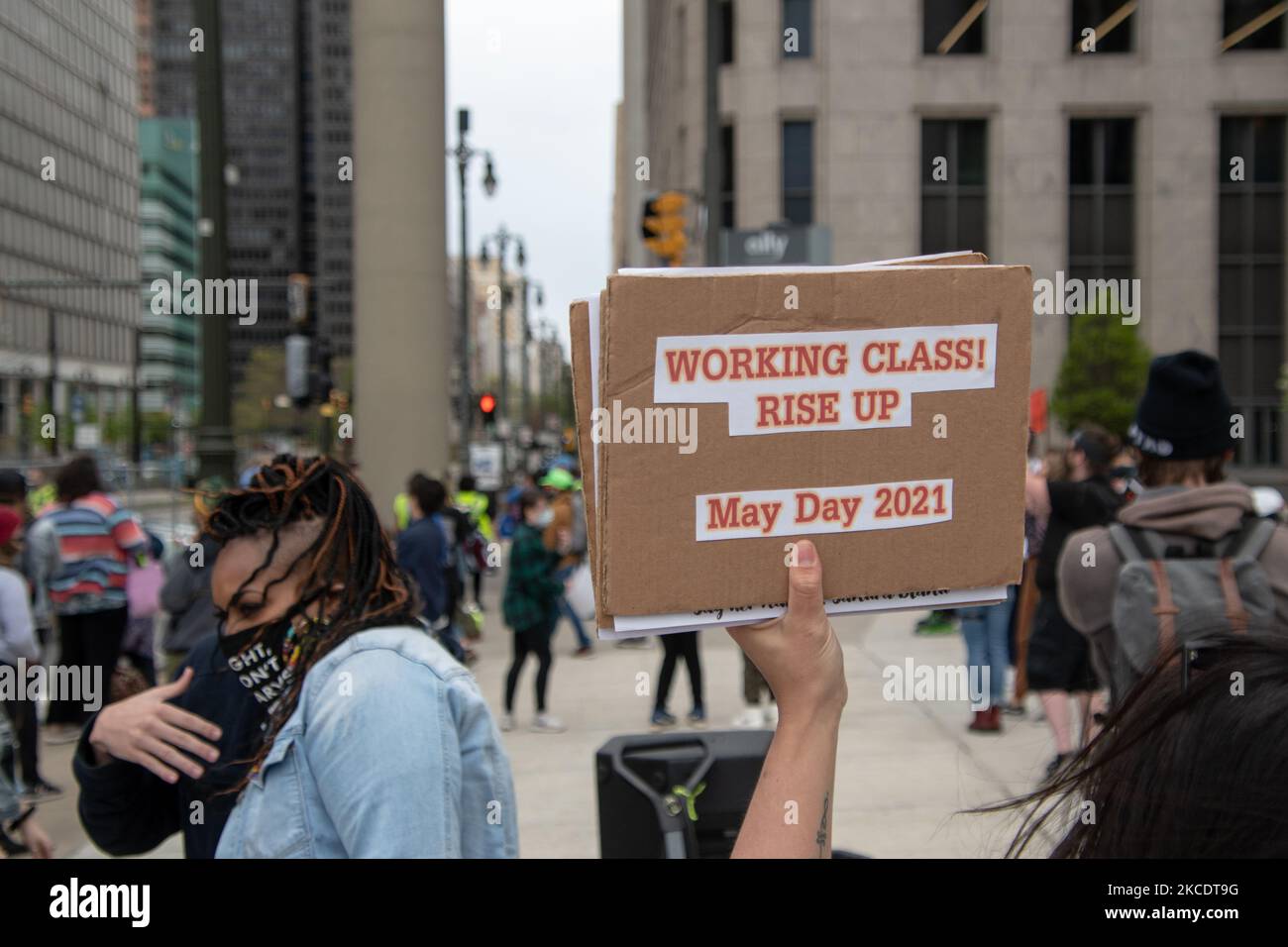 Am 1. Mai 2021 veranstalteten Aktivisten aus Detroit mehrere Veranstaltungen zu Demonstrationen am 1. Mai, um Frustrationen über Arbeitnehmerrechtsfragen und soziale Ungerechtigkeiten im in- und Ausland zum Ausdruck zu bringen. Später nahmen sie an einer separaten Kundgebung Teil und forderten gerechtigkeit für Ma’Khia Bryant. Eine 16-jährige schwarze Frau, die von der Polizei in Columbus, Ohio, getötet wurde. (Foto von Adam J. Dewey/NurPhoto) Stockfoto