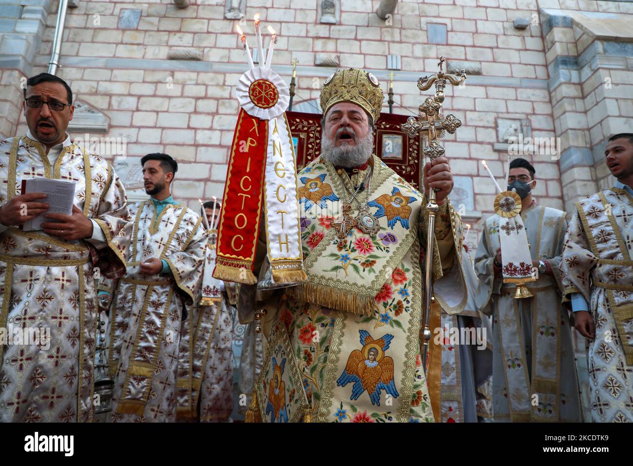 Palästinensische christliche Katholiken nehmen am 2. Mai 2021 an einer Ostervigil-Messe in Gaza-Stadt Teil. Christen auf der ganzen Welt begehen die Karwoche von Ostern, um der Kreuzigung und Auferstehung Jesu Christi zu gedenken. (Foto von Majdi Fathi/NurPhoto) Stockfoto