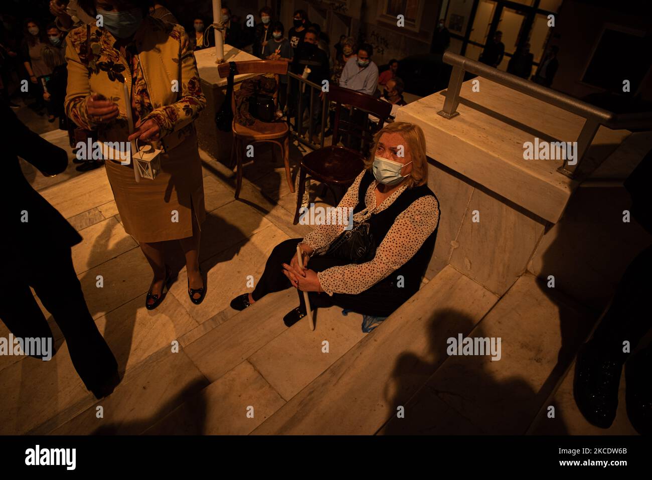 Eine Verehrerin wartet auf das 'Heilige Feuer' (Heiliges Licht), um ihre Kerze vor einer Kirche in Athen anzuzünden. Am 1. Mai 2021 in Athen, Griechenland. (Foto von Maria Chourdari/NurPhoto) Stockfoto