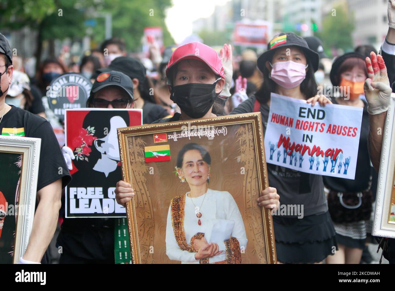 Über eintausend Burmesen halten Porträts von Aung San Suu Kyi, zeigen einen dreifingigen Gruß, winken Myanmar-Fahnen und singen Slogans in der Nähe der Taipei 101, die während einer Demonstration gegen den anhaltenden Militärputsch und die Diktatur in Myanmar, in Taipei, Taiwan, am 2. Mai 2021, errichtet wurde. Die Gruppe ruft dazu auf, der internationalen Gemeinschaft, einschließlich der ASEAN-Länder, mehr Aufmerksamkeit für die Situation zu schenken und solidarisch mit den prodemokratischen Demonstranten zu sein. (Foto von Ceng Shou Yi/NurPhoto) Stockfoto