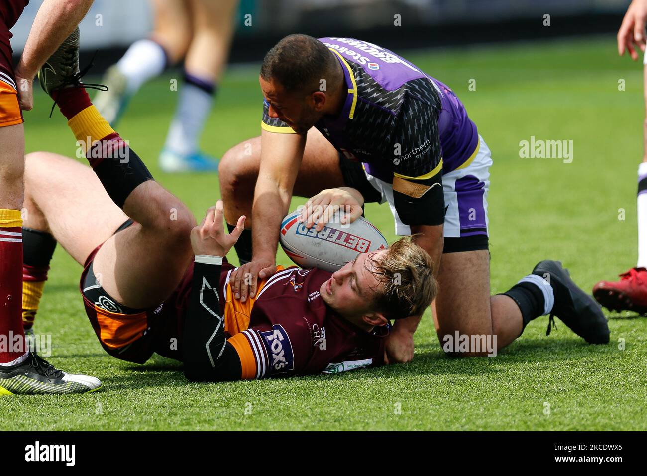 Joe Brown von Newcastle Thunder tritt am 2.. Mai 2021 beim WETTSPIEL DER BETFRED Championship zwischen Newcastle Thunder und Batley Bulldogs im Kingston Park, Newcastle, England, gegen Elliott Hall of Batley Bulldogs an. (Foto von Chris Lishman/MI News/NurPhoto) Stockfoto