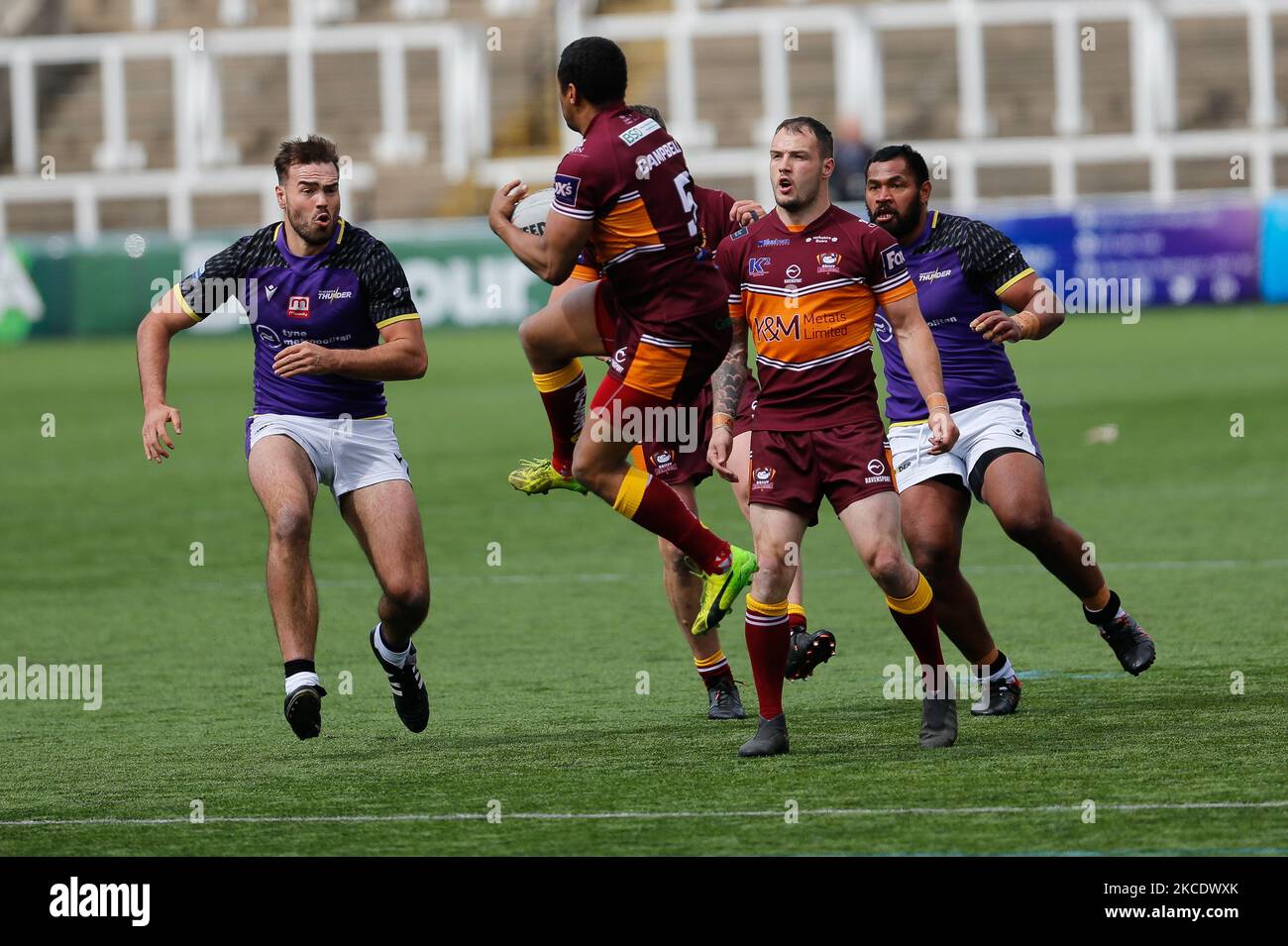 Jonny Campbell von Batley Bulldogs setzt beim WETTSPIEL DER BETFRED Championship zwischen Newcastle Thunder und Batley Bulldogs am 2.. Mai 2021 im Kingston Park, Newcastle, England, einen hohen Ball ein. (Foto von Chris Lishman/MI News/NurPhoto) Stockfoto