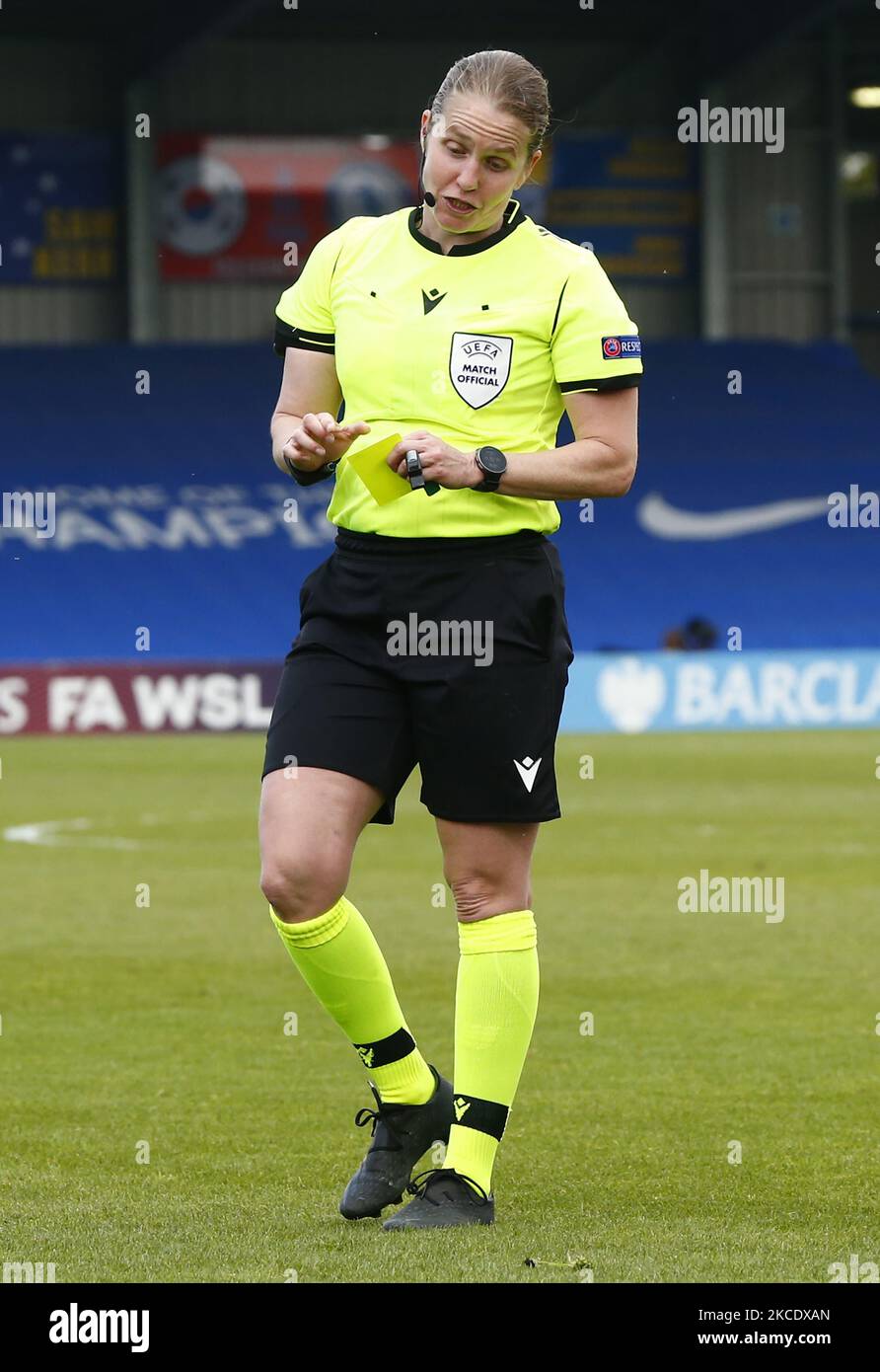 Schiedsrichter Esther Staubliwährend des Halbfinales der Champions League der Frauen 2. zwischen den Chelsea Women und den FC Bayern Mnchen Ladies am 02.. Mai 2021 in Kingsmeadow, Kingston upon Thames (Foto by Action Foto Sport/NurPhoto) Stockfoto
