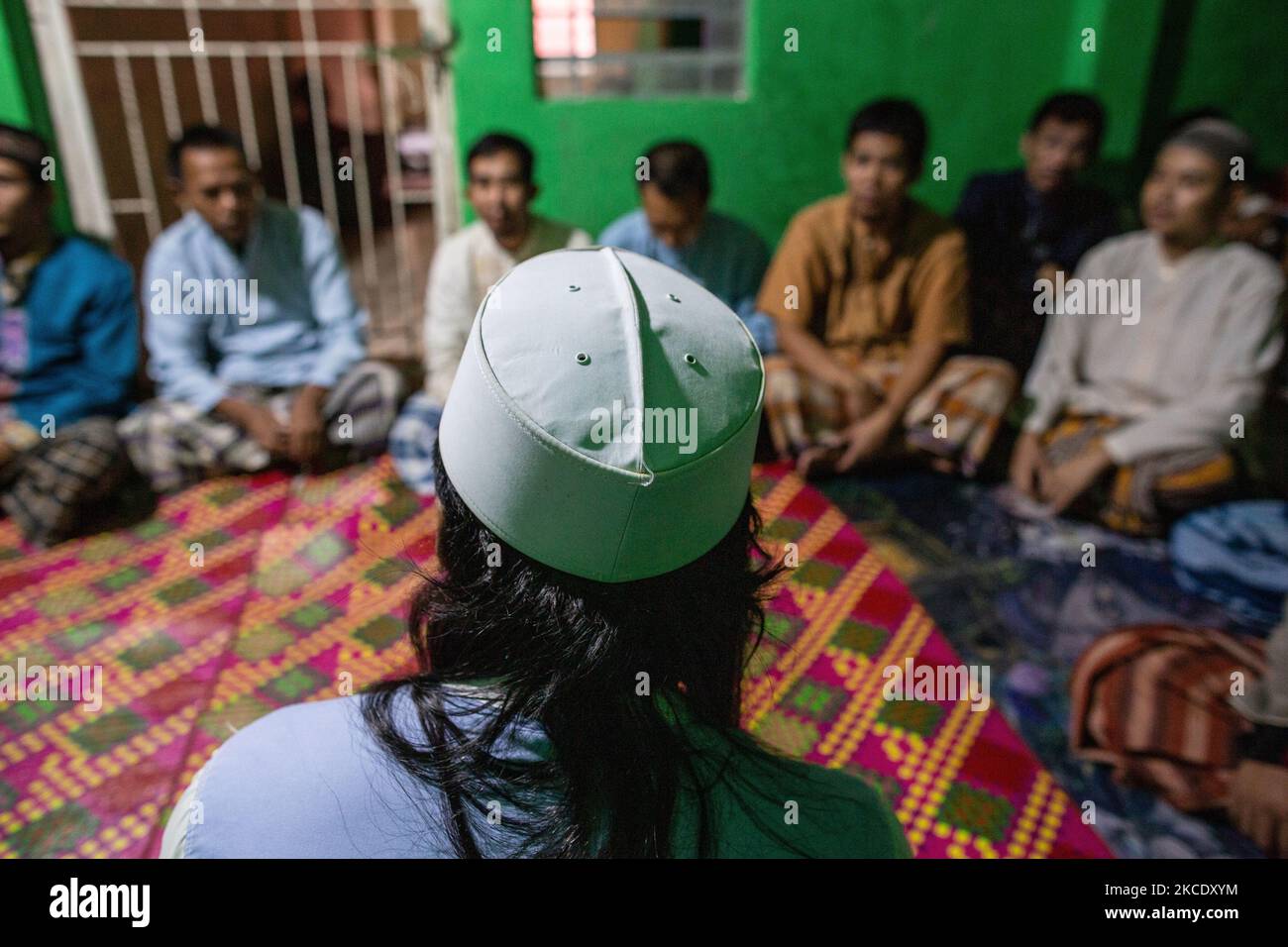 Ustadz Ruslan leitete am 30. April 2021 die Kommunikationssitzung bei der Stiftung Daarul Miftah Mulia in Bogor, West-Java. Psychische Störungen in Indonesien nehmen während der COVID-19-Pandemie um 57,6 Prozent zu, wobei nur 9 Prozent in Behandlung sind, wie eine Studie der Association of Indonesian Mental Medicine Specialists (PDKJI) nahelegt. Die Daarul Miftah Mulia Foundation, ein Rehabilitationszentrum für Menschen mit psychischen Störungen, verdoppelte die Anzahl der dort behandelten Patienten während der Pandemie. Für die Ursache werden soziale und wirtschaftliche Belastungen verantwortlich gemacht. Fünf Zellen im Gebäude erleichtern Stockfoto