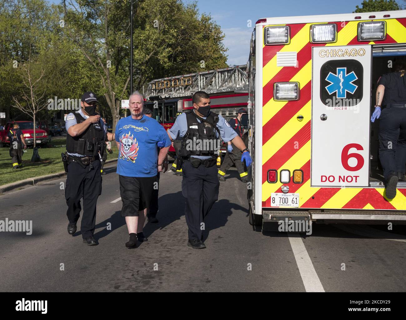 Der Fahrer des LKWs, der in einen Krankenwagen gesteckt wurde, nachdem er am 1. Mai 2021 in Chicago, USA, verhaftet wurde. Ein Mann rannte absichtlich über eine Gruppe von Menschen auf dem Boulevard an der Ecke Sacramento und Logan Boulevard. Der Mann hatte Nachbarn etwa eine Minute vor dem Verbrechen gesagt, dass diese Leute zu laut waren und zuschauen sollten, was er tun würde. Er rannte über eine Gruppe von Leuten, die auf dem Boulevard saßen und auf ihnen parkten. Die Polizei zog ihn und einen Passagier aus dem Auto und in Gewahrsam. Sie schienen stark unter dem Einfluss zu stehen. (Foto von Jim Vondruska/NurPhoto Stockfoto