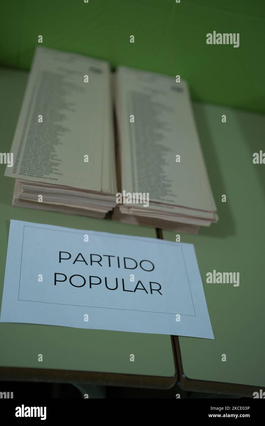 Mehrere Stimmzettel am Colegio La Inmaculada-Marillac, am 4. Mai 2021 in Madrid, Spanien. Insgesamt 5.112.658 Madrilenen werden heute, am 4. Mai, zu den Umfragen aufgerufen, was 53.406 mehr ist als diejenigen, die bei den autonomen Wahlen von 2019 gewählt wurden, laut dem in der INE-Liste wiedergespiegelten Wahlverzeichnis, das in den 179 Gemeinden der Region gesammelt wurde. Für diese Wahlen wurden 7.265 Wahllokale in 1.084 Räumlichkeiten eingerichtet (Foto: Oscar Gonzalez/NurPhoto) Stockfoto