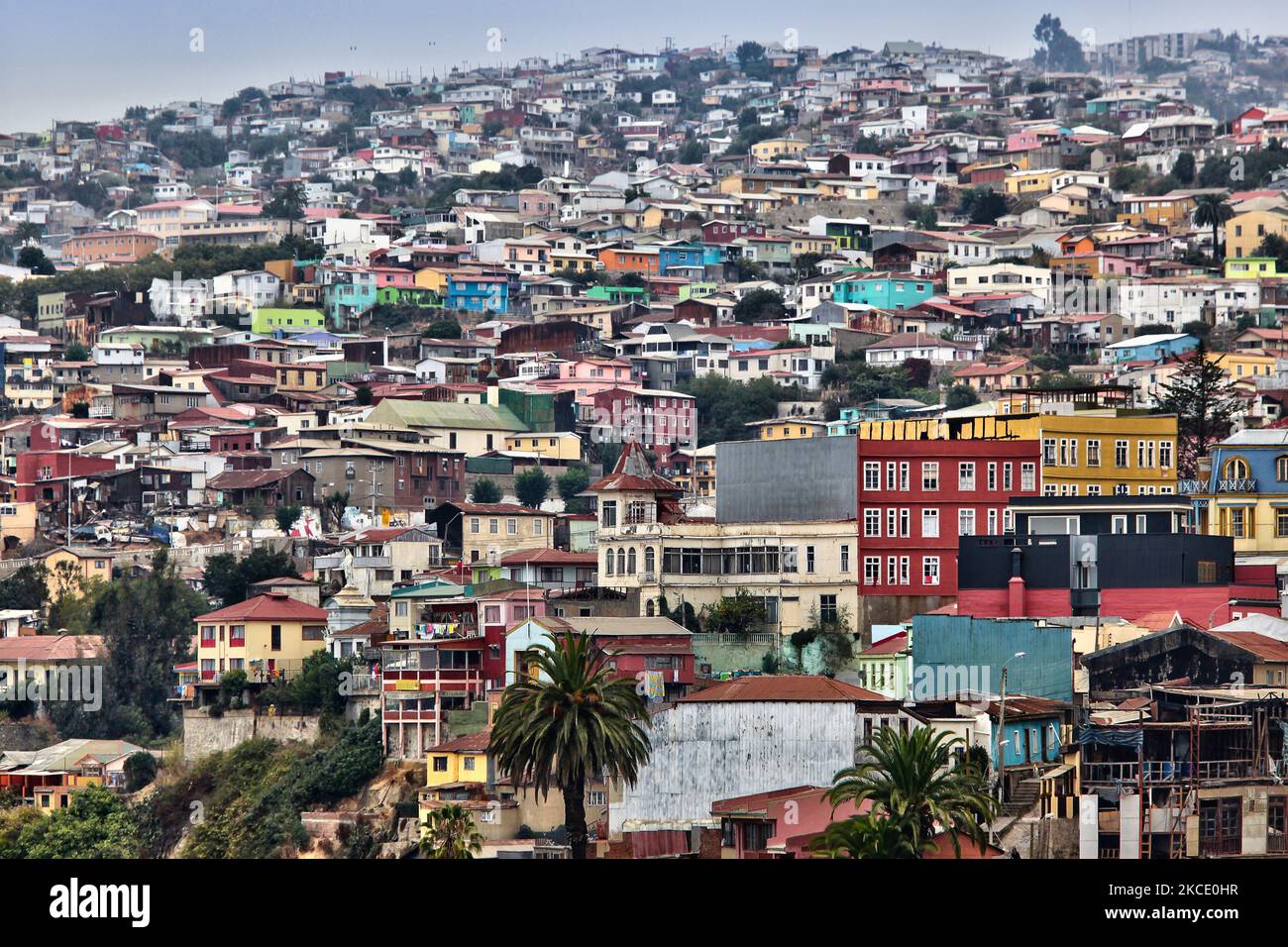 Bunte Häuser am Hang in Valparaiso, Chile. (Foto von Creative Touch Imaging Ltd./NurPhoto) Stockfoto