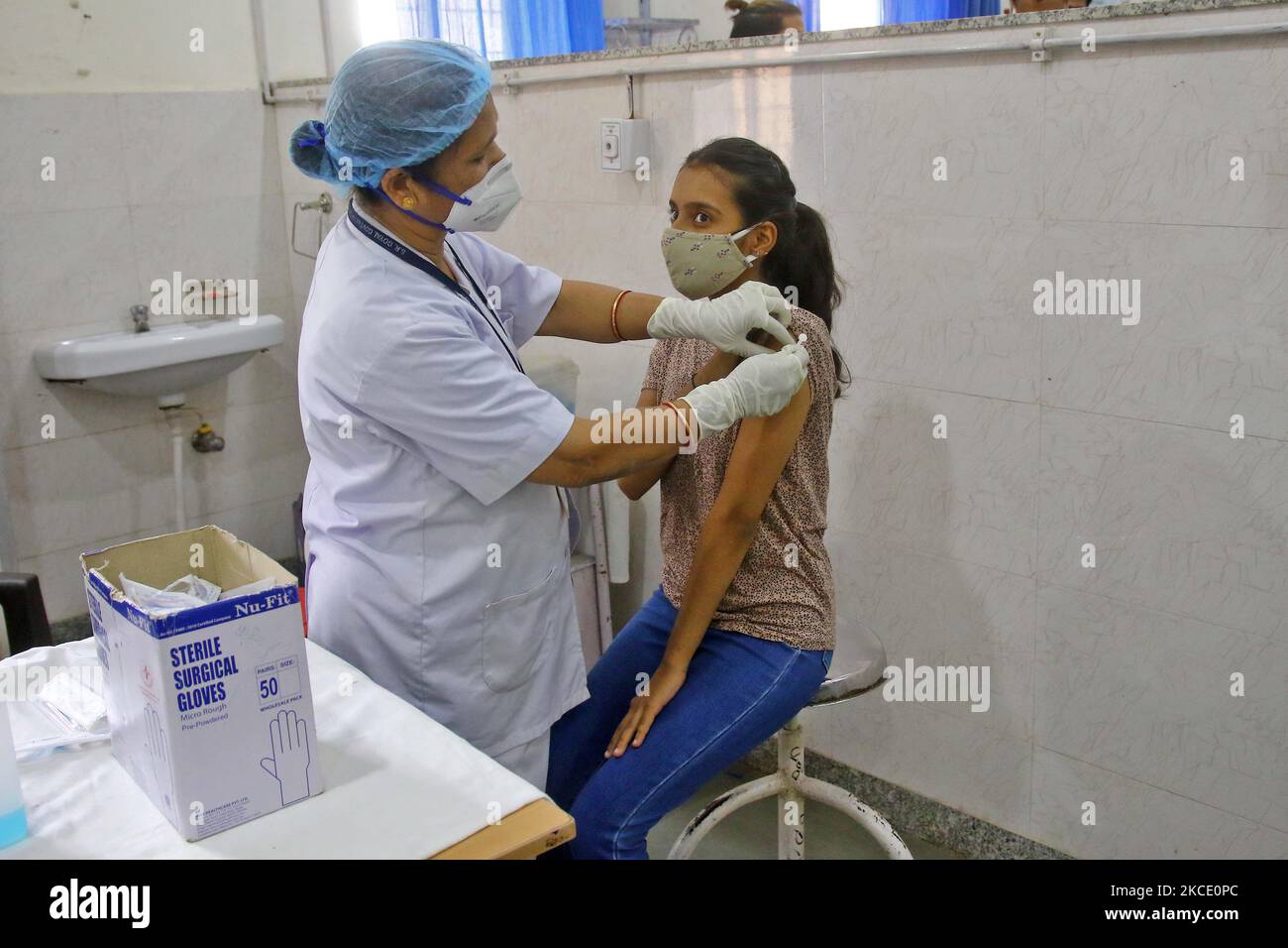 Ein junger Begünstigter erhält die erste Dosis des COVID-19-Impfstoffs bei Govt. Hospital Sethi Colony, in Jaipur, Rajasthan, Indien, am 04. Mai, 2021. (Foto von Vishal Bhatnagar/NurPhoto) Stockfoto