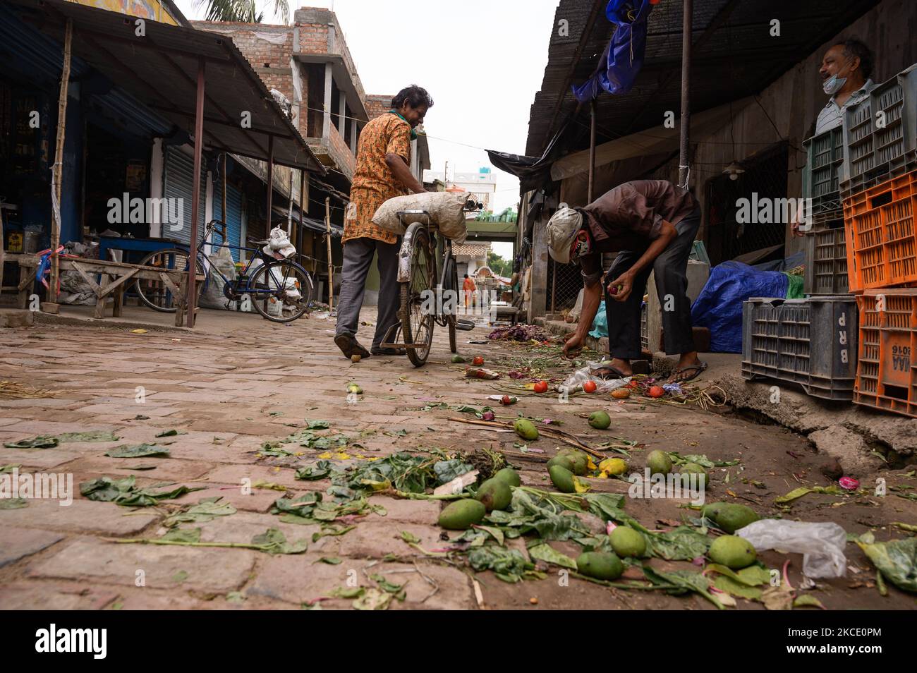 Aufgrund der Schließung des Shops sind am 04. Mai 2021 in Tehatta, Westbengalen, Indien, weniger Menschen auf dem Markt, aber die meisten von ihnen tragen keine richtigen Masken. Die Regierung des Bundesstaates Westbengalen kündigte eine teilweise Stilllegung an. Während der Sperrung bleiben Einkaufszentren, Restaurants und andere nicht unbedingt erforderliche Einrichtungen geschlossen. Täglich bleiben die Märkte von 7:00 BIS 10:00 UHR und von 3:00 bis 5:00 Uhr geöffnet. Außerdem hat die Regierung alle sozialen, kulturellen, akademischen und Unterhaltungsveranstaltungen verboten. Lebensmittelgeschäfte und Apotheken sind ausgenommen. (Foto von Soumyabrata Roy/NurPhoto) Stockfoto