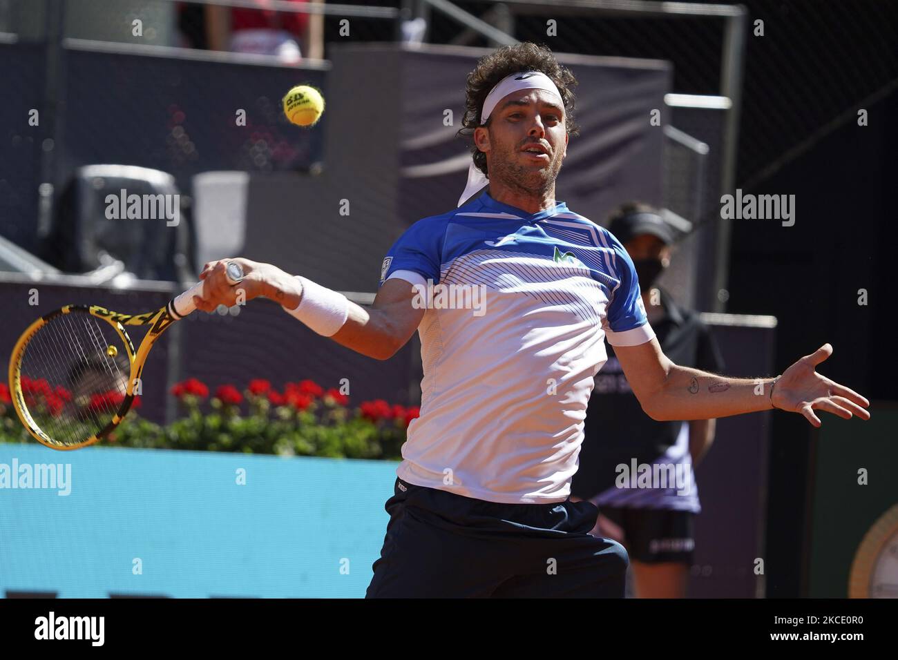 Marco Cecchinato in Aktion während seines Herren-Einzelmatches gegen den Spanier Roberto Bautista Agut am sechsten Tag der Mutua Madrid Open im La Caja Magica am 04. Mai 2021 in Madrid, Spanien. (Foto von Oscar Gonzalez/NurPhoto) Stockfoto