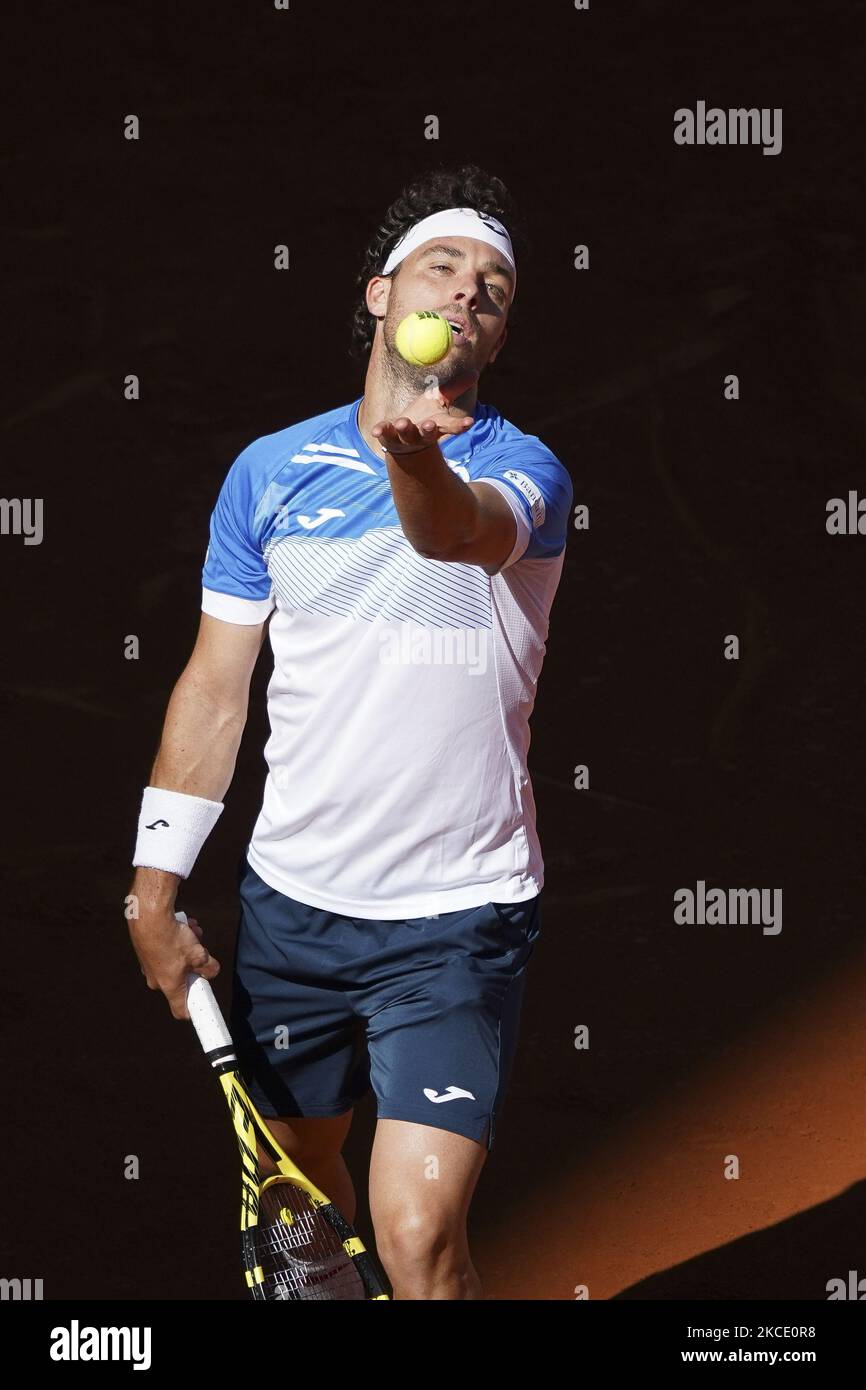 Marco Cecchinato in Aktion während seines Herren-Einzelmatches gegen den Spanier Roberto Bautista Agut am sechsten Tag der Mutua Madrid Open im La Caja Magica am 04. Mai 2021 in Madrid, Spanien. (Foto von Oscar Gonzalez/NurPhoto) Stockfoto