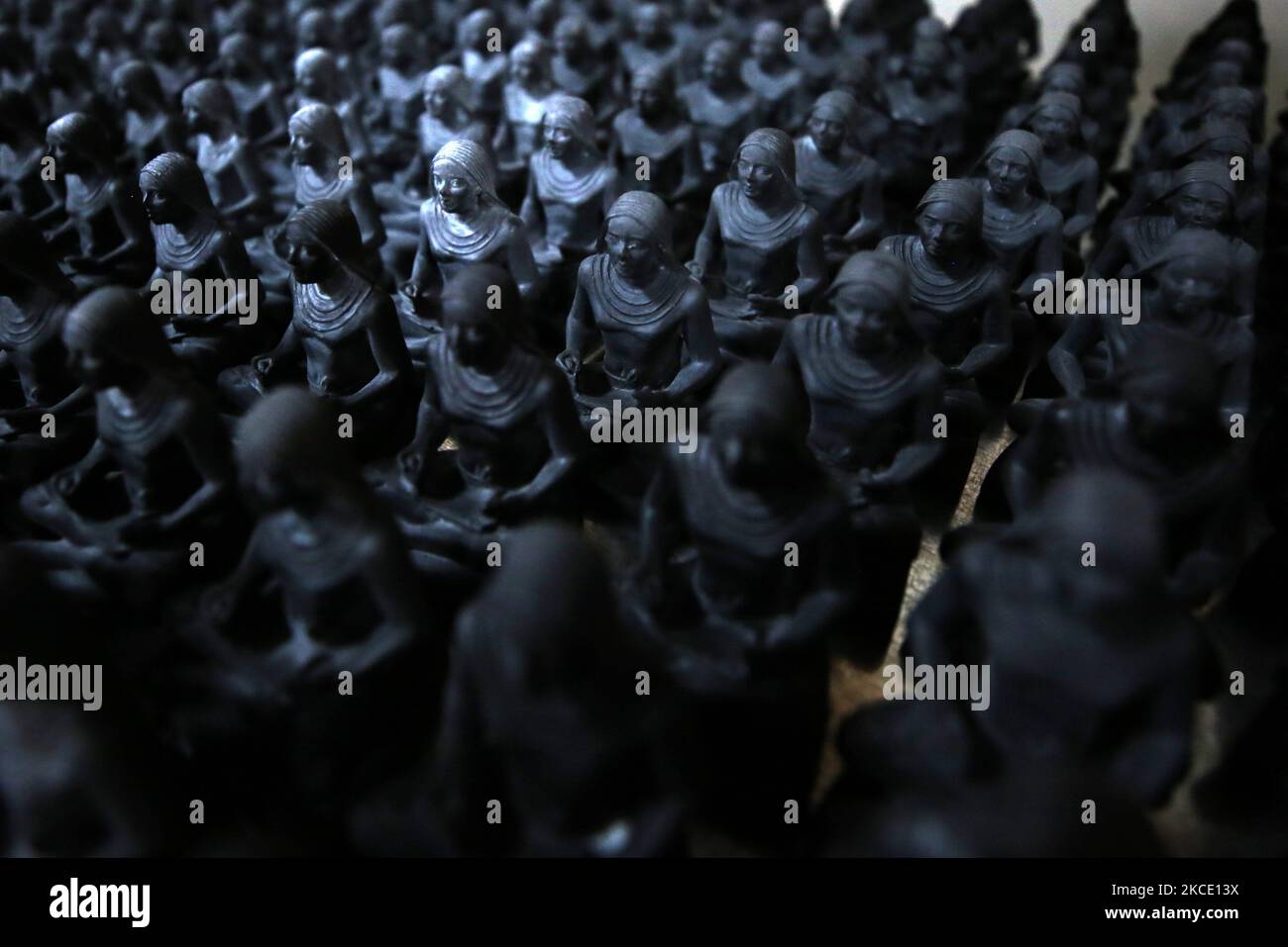 Die Altertümer wurden am 4. Mai 2021 in der Kunooz-Fabrik, Kairo, Ägypten, reproduziert, Die erste antike Replik-Fabrik der Region. Die Produkte werden außerhalb Ägyptens exportiert, zusätzlich zu ihrer Teilnahme an ausländischen Tourismusmessen.Diese Fabrik wurde Ende 2020 fertiggestellt und begann dann ihren Probebetrieb, bei dem sie 6.400 Stück Holz, Keramik, Stein, Metall, Und eine Sammlung von Schätzen von König Tutanchamun.jeder in der Fabrik hergestellte antike Klon trägt einen Sonderstempel des Obersten Rates der Altertümer und ein zugelassenes Zertifikat, das besagt, dass es sich um eine gefälschte Torte handelt Stockfoto