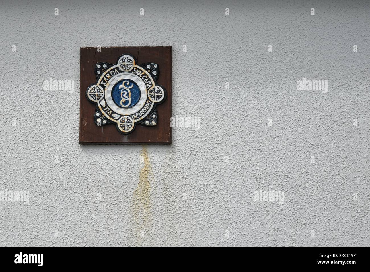 Ein altes Logo von Garda Siochana, das vor dem Bahnhof Garda in ...