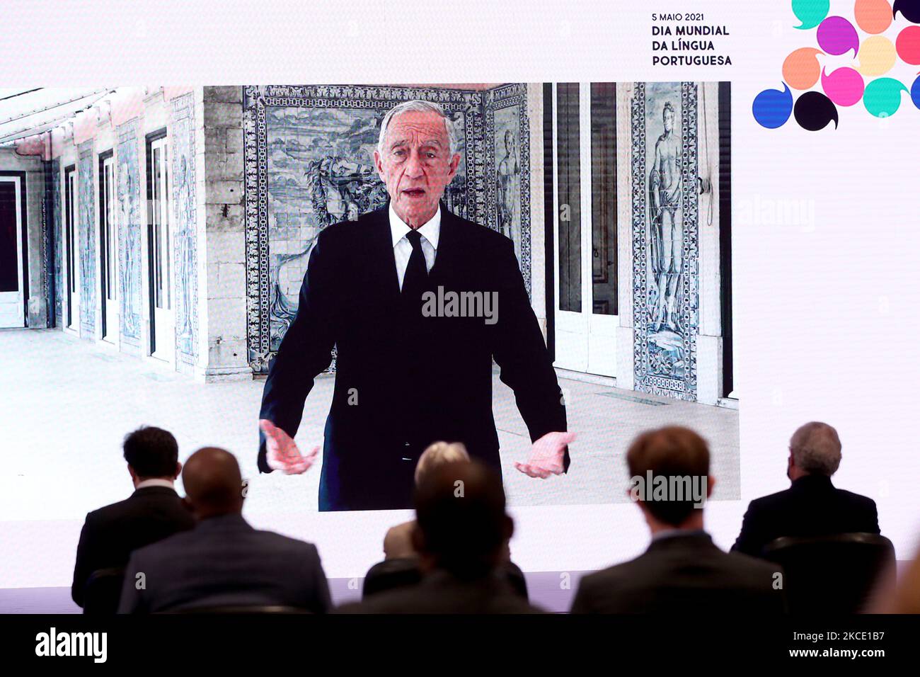 Eine Videobotschaft des portugiesischen Präsidenten Marcelo Rebelo de Sousa wird während einer Zeremonie anlässlich des Welttages der portugiesischen Sprache am 5. Mai 2021 im Centro Cultural de Belem in Lissabon, Portugal, gezeigt. Der Welttag der portugiesischen Sprache wurde 2019 während der UNESCO-Generalkonferenz 40. offiziell gegründet. Die portugiesische Sprache ist mit über 265 Millionen Sprechern auf allen Kontinenten nicht nur eine der am weitesten verbreiteten Sprachen der Welt, sondern auch die am häufigsten gesprochene Sprache der südlichen Hemisphäre. (Foto von Pedro FiÃºza/NurPhoto) Stockfoto