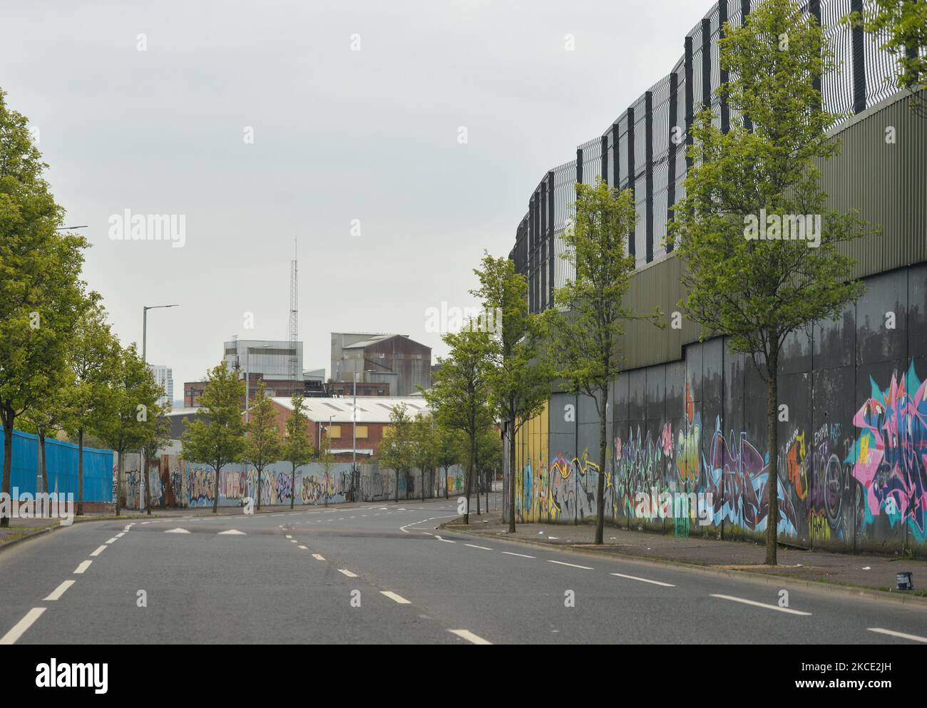 Blick auf den Cupar Way in West Belfast mit einer Friedensmauer mit Wandmalereien und Botschaften an den Wänden, die die beiden Gemeinden trennen. Am Montag, den 19. April 2021, in Belfast, Nordirland (Foto: Artur Widak/NurPhoto) Stockfoto