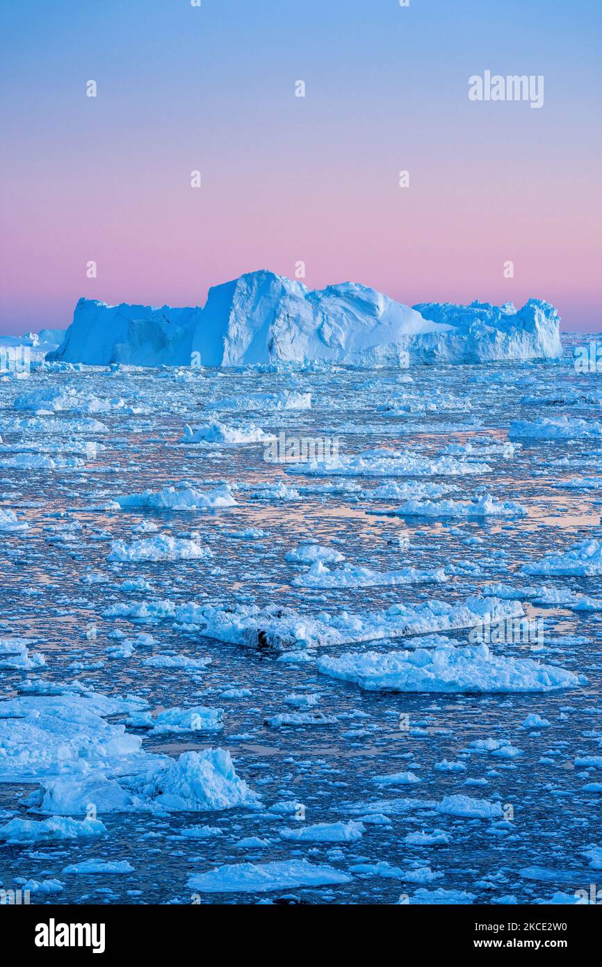 Eisberge bei Ilulissat, Grönland. Der Klimawandel hat in Grönland mit Gletschern und dem Rückzug der grönländischen Eiskappe tiefe Auswirkungen. (Foto von Ulrik Pedersen/NurPhoto) Stockfoto