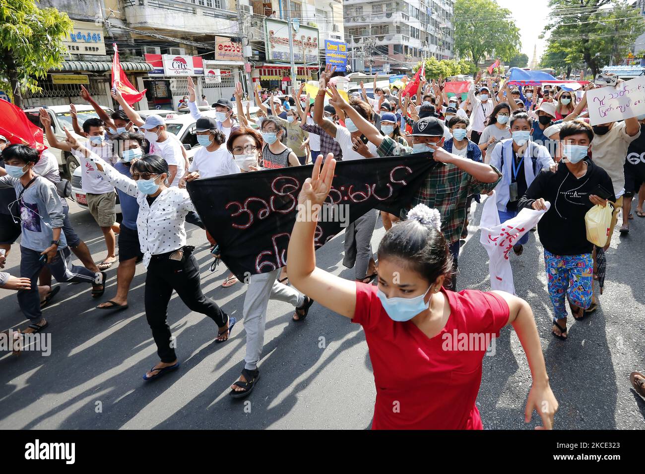 Die Demonstranten begrüßen drei Finger, während sie während eines Protestes der Mafia gegen den Militärputsch in der Nähe der Sule-Pagode im Zentrum von Yangon, Myanmar, am 6. Mai 2021 marschieren. (Foto von Myat Thu Kyaw/NurPhoto) Stockfoto