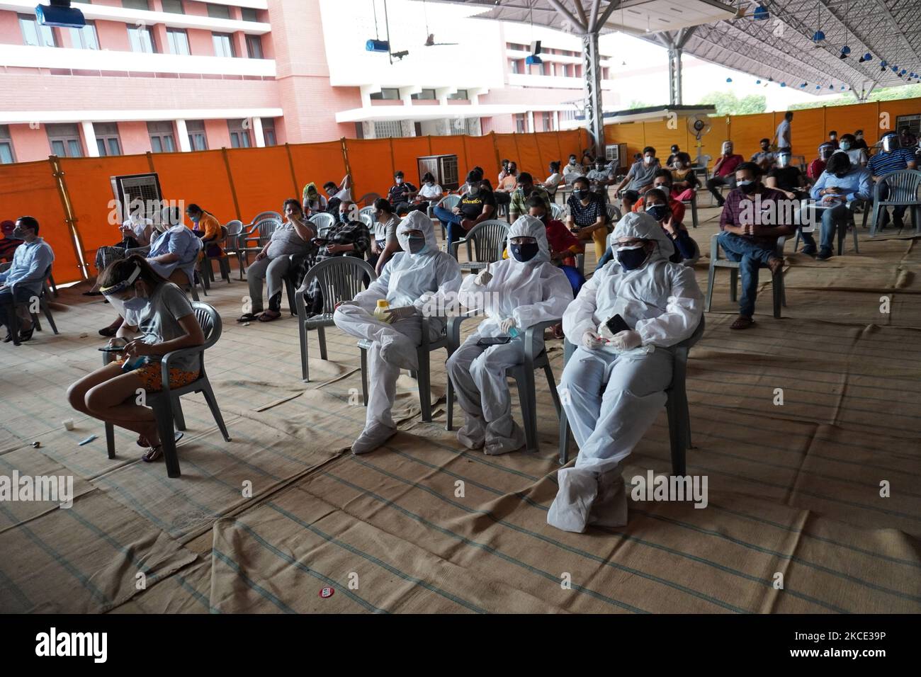 Personen, die persönliche Schutzausrüstung tragen, warten darauf, am 4. Mai 2021 in einem Impfzentrum in Neu-Delhi, Indien, eine Dosis COVISHIELD, einen Coronavirus-Impfstoff (COVID-19), der vom Serum Institute of India hergestellt wurde, zu erhalten. (Foto von Mayank Makhija/NurPhoto) Stockfoto