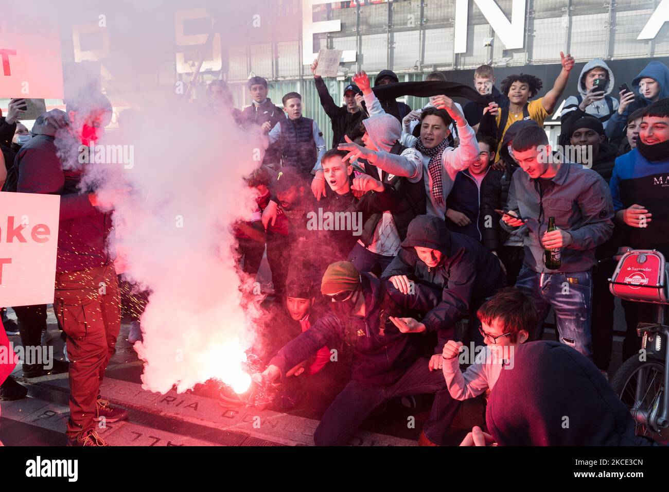 LONDON, VEREINIGTES KÖNIGREICH - 06. MAI 2021: Arsenal-Fans starten vor dem Emirates-Stadion vor dem Halbfinale der Europa League gegen Villarreal einen Schlag, um am 06. Mai 2021 in London, England, den Rücktritt des Clubbesitzers, des amerikanischen Milliardärs Stan Kroenke, zu fordern. Seit dem weithin verurteilten Versuch, das Abbruchprojekt der Europäischen Super League zu schaffen, fanden Proteste gegen die Eigentümerschaft des Clubs statt. (Foto von Wiktor Szymanowicz/NurPhoto) Stockfoto