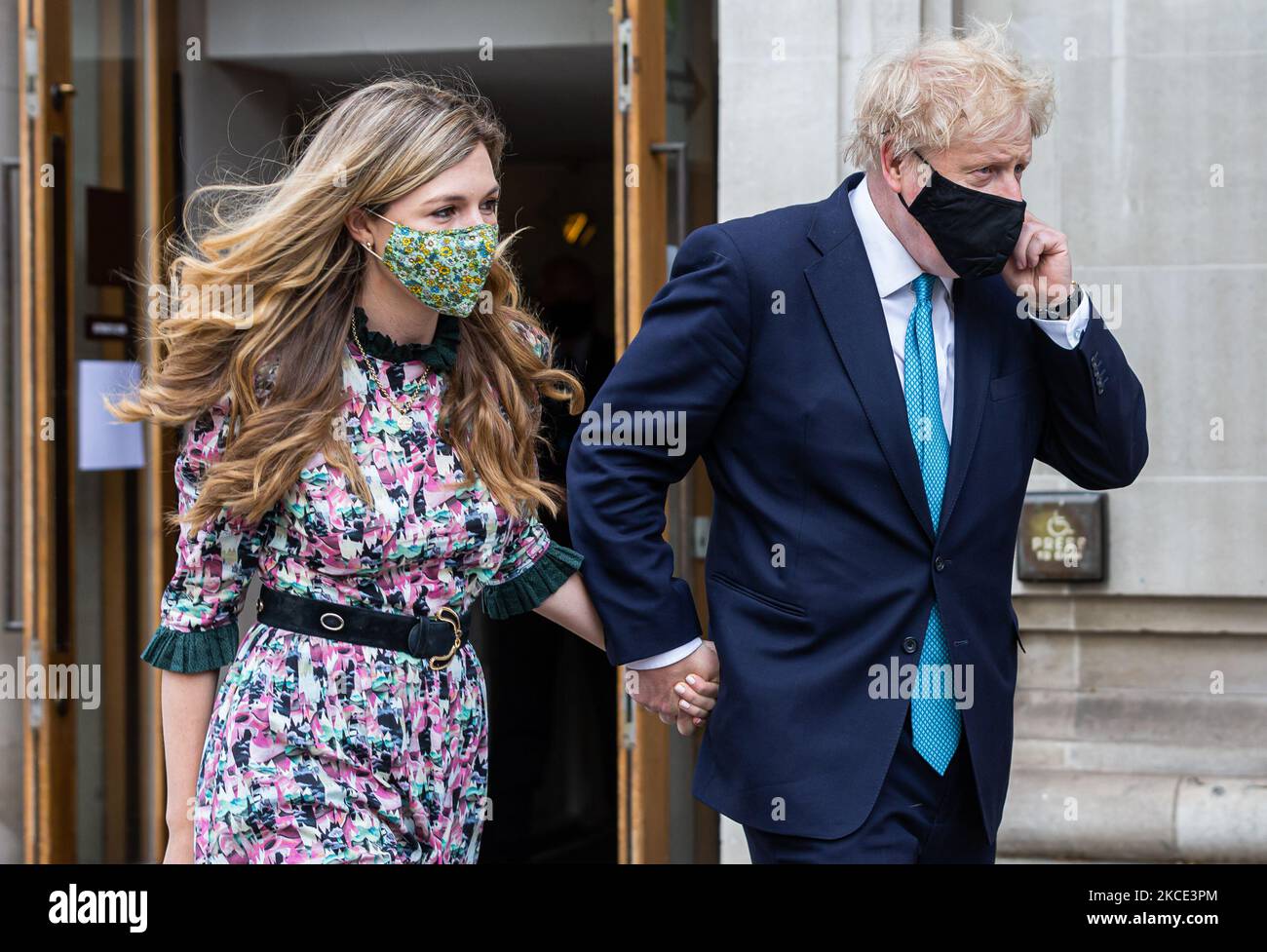 Premierminister Boris Johnson und sein Verlobter Carrie Symonds gaben am 6.. Mai 2021 in London, Großbritannien, ihre Stimme bei den Wahlen zum Loc council und zur Bürgermeisterwahl ab. (Foto vonTejas Sandhu/MI News/NurPhoto) Stockfoto