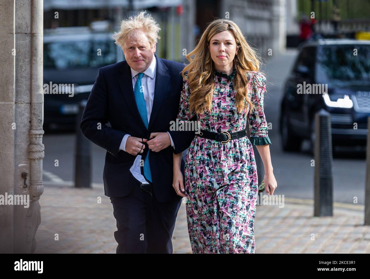 Premierminister Boris Johnson und sein Verlobter Carrie Symonds gaben am 6.. Mai 2021 in London, Großbritannien, ihre Stimme bei den Wahlen zum Loc council und zur Bürgermeisterwahl ab. (Foto vonTejas Sandhu/MI News/NurPhoto) Stockfoto