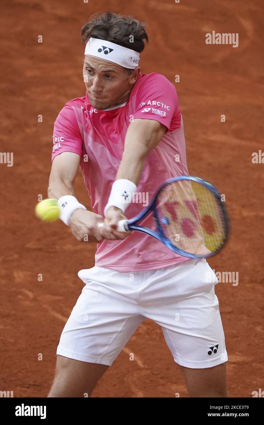 Casper Ruud aus Norwegen in Aktion während seines dritten Spiels gegen Stefanos Tsitsipas aus Griechenland am achten Tag der Mutua Madrid Open am 06. Mai 2021 in La Caja Magica in Madrid, Spanien. (Foto von Oscar Gonzalez/NurPhoto) Stockfoto