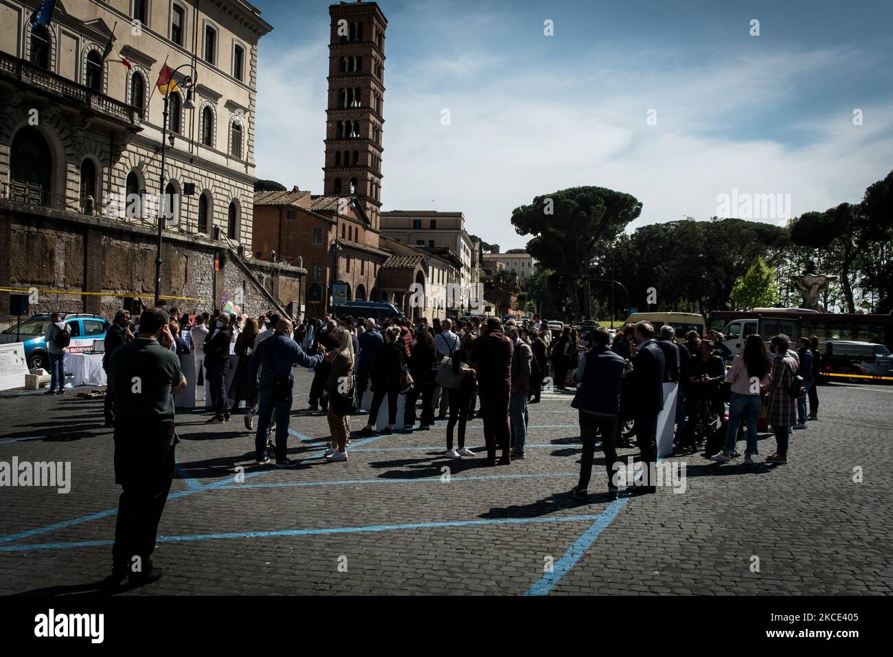 Demonstration, um am 8. April 2021 in Rom, Italien, wirtschaftliche Entlastung für die Kategorie der Selbständigen und Mehrwertsteuerpflichtigen zu fordern. Italienische Kleinunternehmer, Restaurants und nicht-primäre Aktivitäten protestieren, da ihre Geschäfte wochenlang geschlossen sind und 250 000 Arbeitsplätze aufgrund der COVID-19-Sperre verloren gegangen sind. (Foto von Andrea Ronchini/NurPhoto) Stockfoto