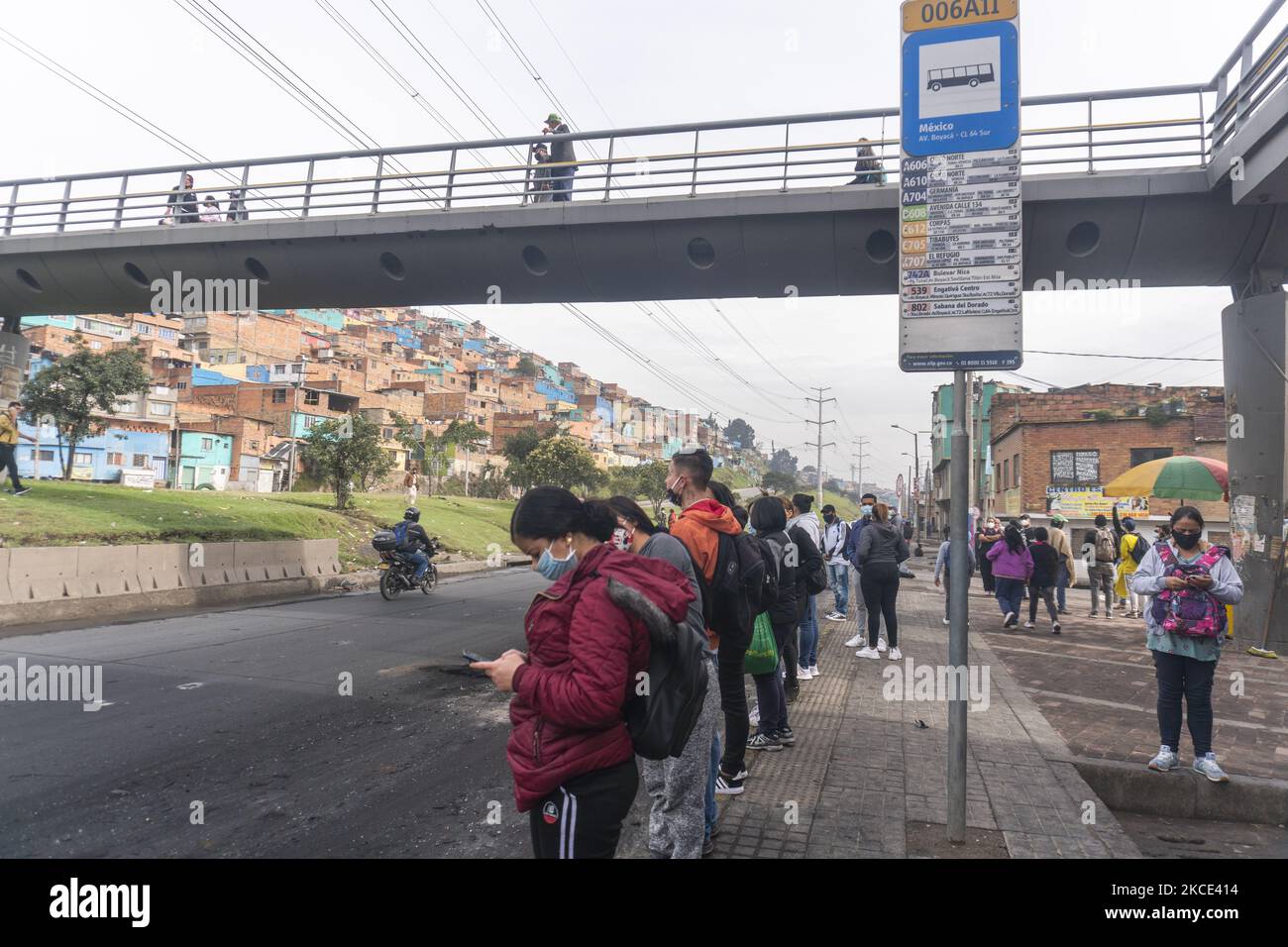 Die Leute nehmen ein anderes Transportsystem, um Bogota zu erkunden. Aufgrund des landesweiten Streiks, der 7 Tage beendet, wurde der öffentliche Nahverkehr in einigen Vierteln im Süden der Stadt am 5. Mai 2021 in Bogota, Kolumbien, eingeschränkt. (Foto von Daniel Garzon Herazo/NurPhoto) Stockfoto