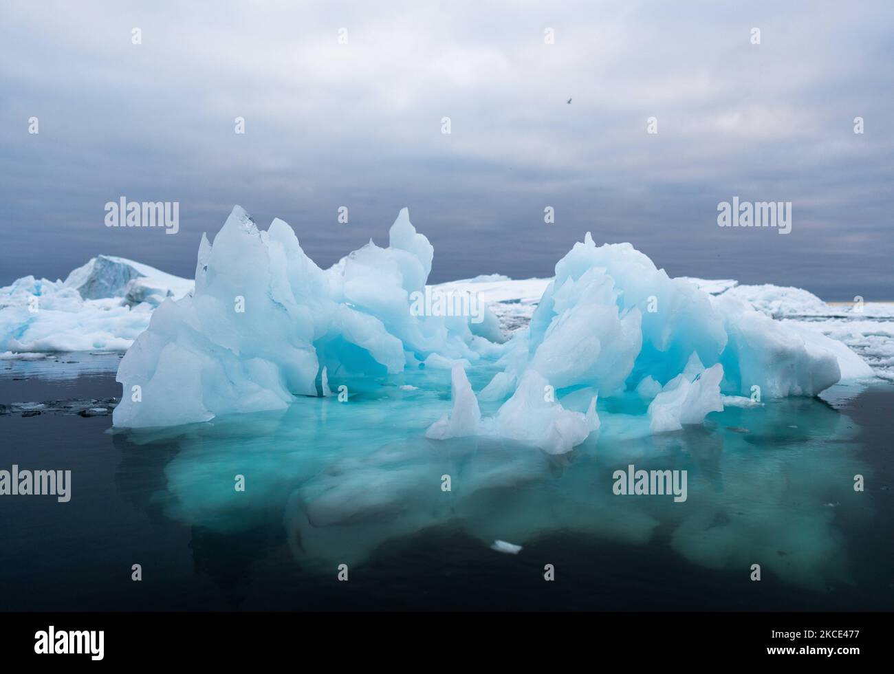Eisberge bei Ilulissat, Grönland. Der Klimawandel hat in Grönland mit Gletschern und dem Rückzug der grönländischen Eiskappe tiefe Auswirkungen. (Foto von Ulrik Pedersen/NurPhoto) Stockfoto