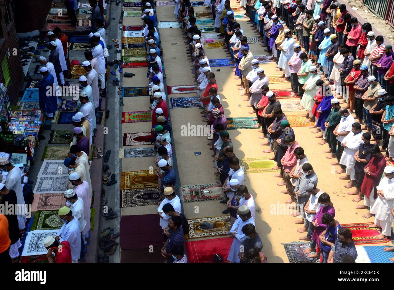 Muslime aus Bangladesch bieten am letzten Freitag des Fastenmonats Ramadan auf der Straße vor einer Moschee inmitten der COVID-19-Coronavirus-Pandemie in Dhaka, Bangladesch, am 7. Mai 2021 Jummat-UL-Vida-Gebete an (Foto: Mamunur Rashid/NurPhoto) Stockfoto