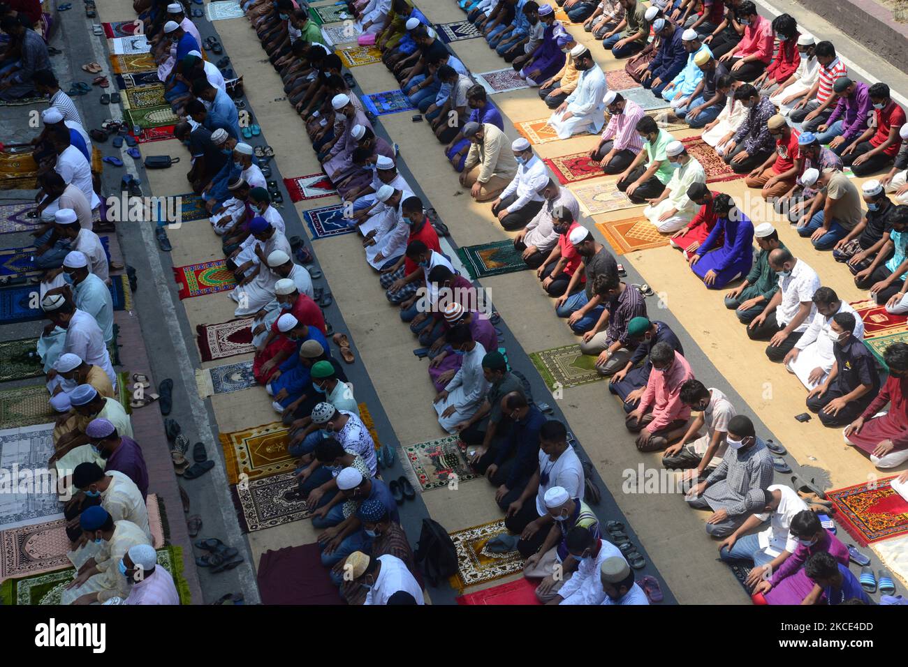 Muslime aus Bangladesch bieten am letzten Freitag des Fastenmonats Ramadan auf der Straße vor einer Moschee inmitten der COVID-19-Coronavirus-Pandemie in Dhaka, Bangladesch, am 7. Mai 2021 Jummat-UL-Vida-Gebete an (Foto: Mamunur Rashid/NurPhoto) Stockfoto