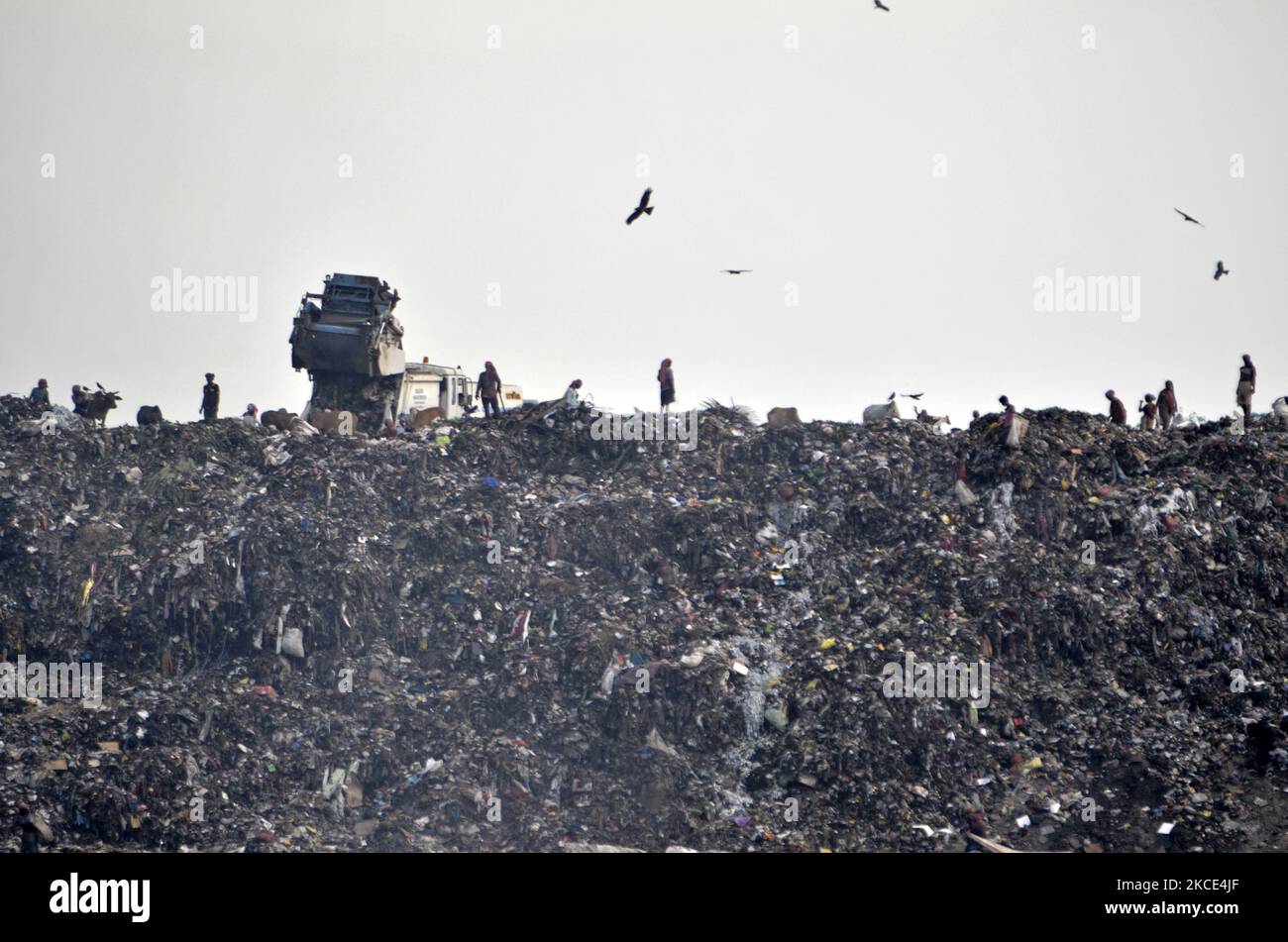 Mülldeponie in Kalkutta, Indien, am 7. Mai 2021. Von den 30 am stärksten verschmutzten Städten der Welt befinden sich 22 in Indien, laut einer Studie von IQ AirVisual, einer in der Schweiz ansässigen Gruppe, die weltweit Luftqualitätsdaten sammelt, und Greenpeace laut einem indischen Medienbericht. (Foto von Indranil Aditya/NurPhoto) Stockfoto