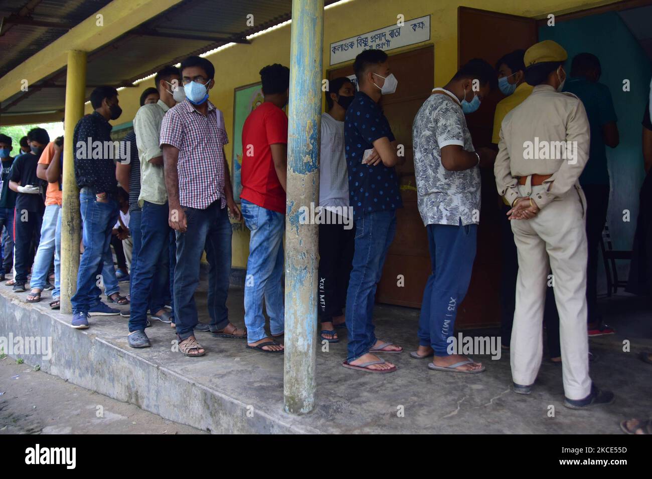 Die Begünstigten über 18 Jahren warten am 8. Mai 2021 in einer Warteschlange auf die Einnahme von COVID-19-Dosen in einem Zentrum im Bezirk Nagaon in Assam, indien. (Foto von Anuwar Hazarika/NurPhoto) Stockfoto