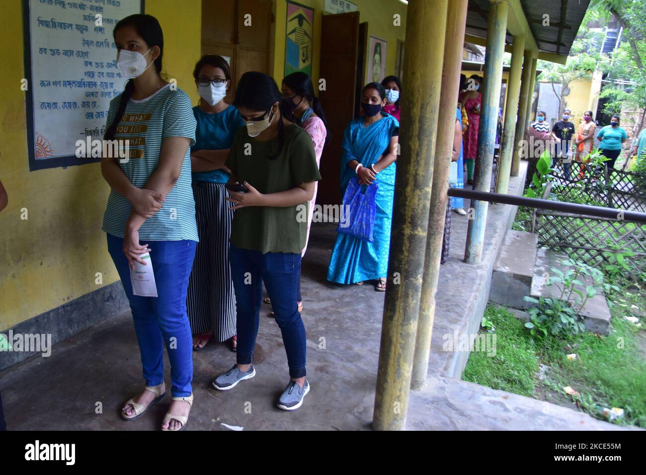 Die Begünstigten über 18 Jahren warten am 8. Mai 2021 in einer Warteschlange auf die Einnahme von COVID-19-Dosen in einem Zentrum im Bezirk Nagaon in Assam, indien. (Foto von Anuwar Hazarika/NurPhoto) Stockfoto