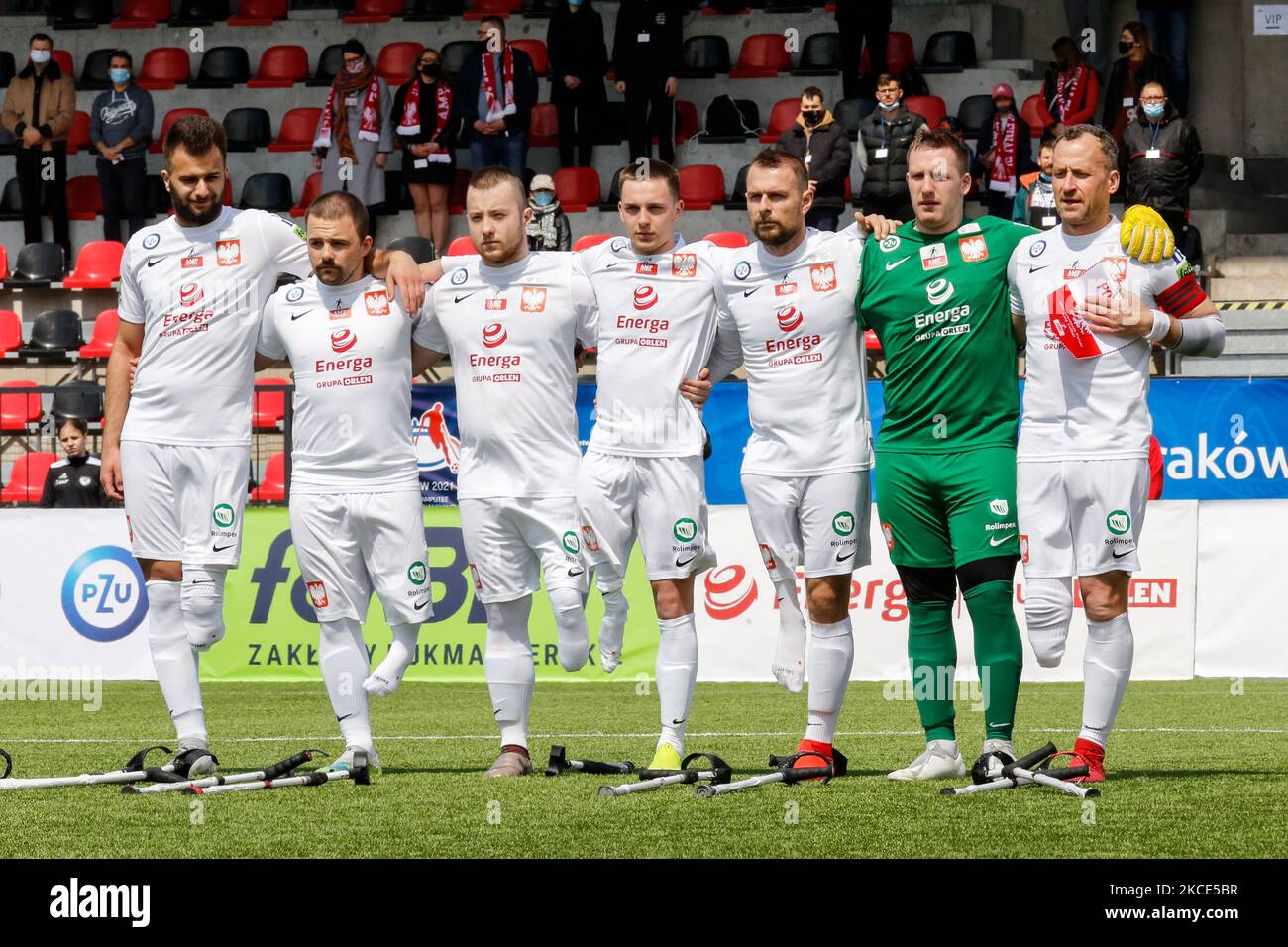 Die polnische Vertretung singt die Nationalhymne, als die Türkei Polen in einem Freundschaftsspiel des Europäischen Amputee-Fußballverbands gewinnt, das am 8. Mai 2021 im Pradnicznka-Stadion in Krakau, Polen, stattfand. Die Türkei ist Europameister und Vize-Weltmeister im AMP-Fußball. Krakau wird im September 2021 Gastgeber der Europameisterschaften sein. (Foto von Dominika Zarzycka/NurPhoto) Stockfoto