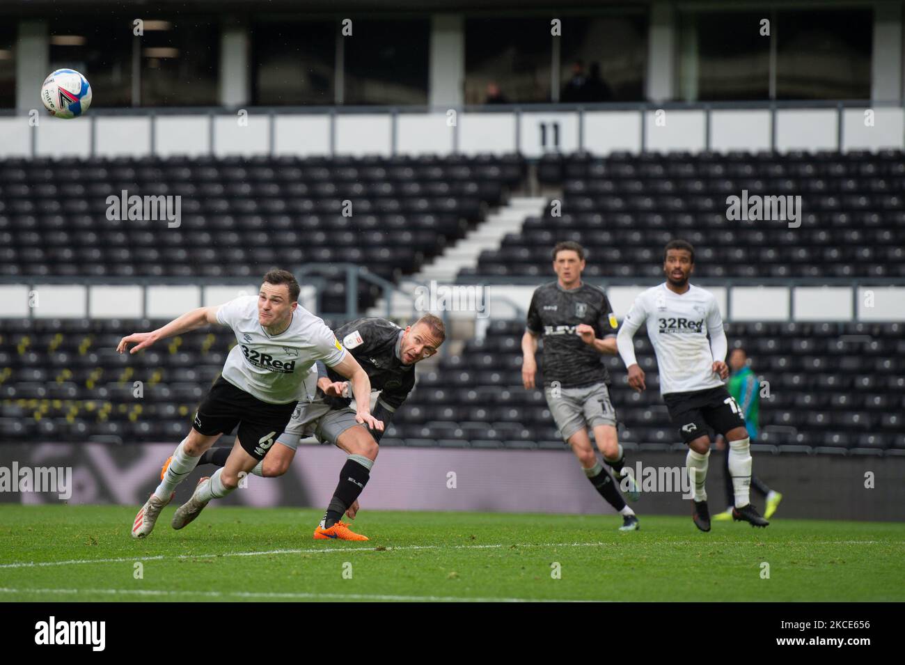 George Edmundson von Derby County klärt sich mit seinem Kopf während des Sky Bet Championship-Spiels zwischen Derby County und Sheffield am Mittwoch im Pride Park, Derby am Samstag, 8.. Mai 2021. (Foto von Pat Scaasi/MI News/NurPhoto) Stockfoto