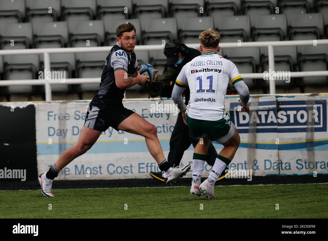 Ben Stevenson von Newcastle Falcons nimmt Ollie Hassell-Collins während des Spiels der Gallagher Premiership zwischen Newcastle Falcons und London Irish am Samstag, 8.. Mai 2021, im Kingston Park, Newcastle, in den Kampf ein. (Foto von Chris Lishman/MI News/NurPhoto) Stockfoto