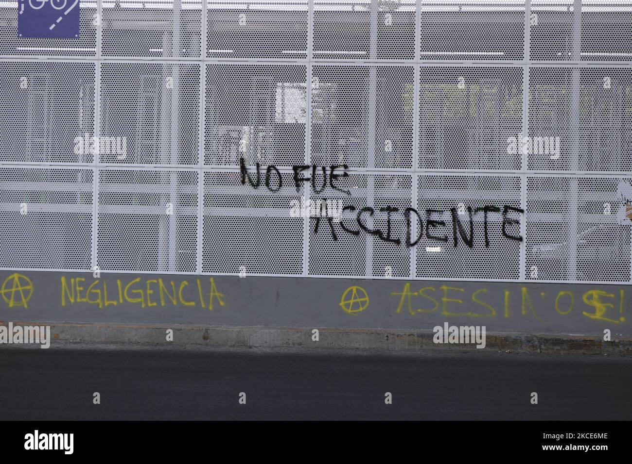 Die Einrichtungen der U-Bahn-Station Olivos wurden nach dem Einsturz einer Säule zwischen den Stationen Tezonco und Olivos am Montagabend, dem 3. Mai, eingegriffen, als 26 Menschen starben und mehr als 70 verletzt wurden. (Foto von Gerardo Vieyra/NurPhoto) Stockfoto
